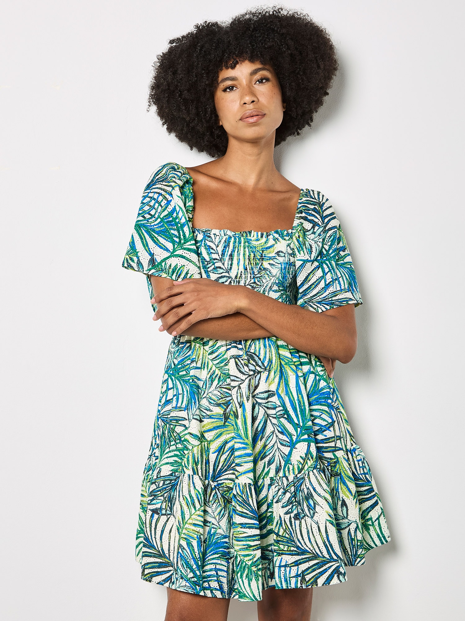 Apricot Druckkleid "Minikleid" mit Palmenprint, Smokarbeit und Broderie