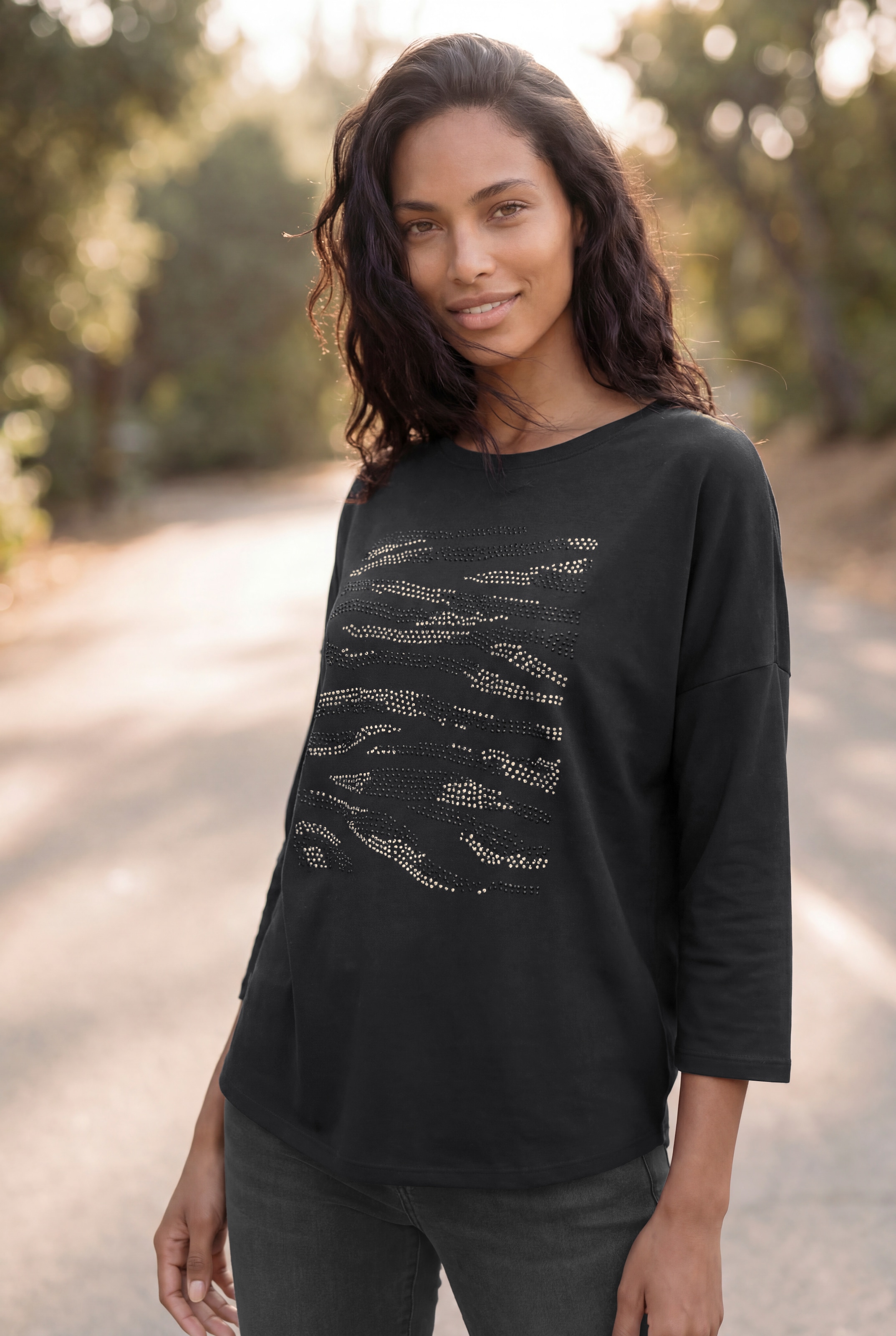 LASCANA 3/4-Arm-Shirt »mit Strass-Dessin« aus sommerlicher French Terry-Qualität aus Viskose
