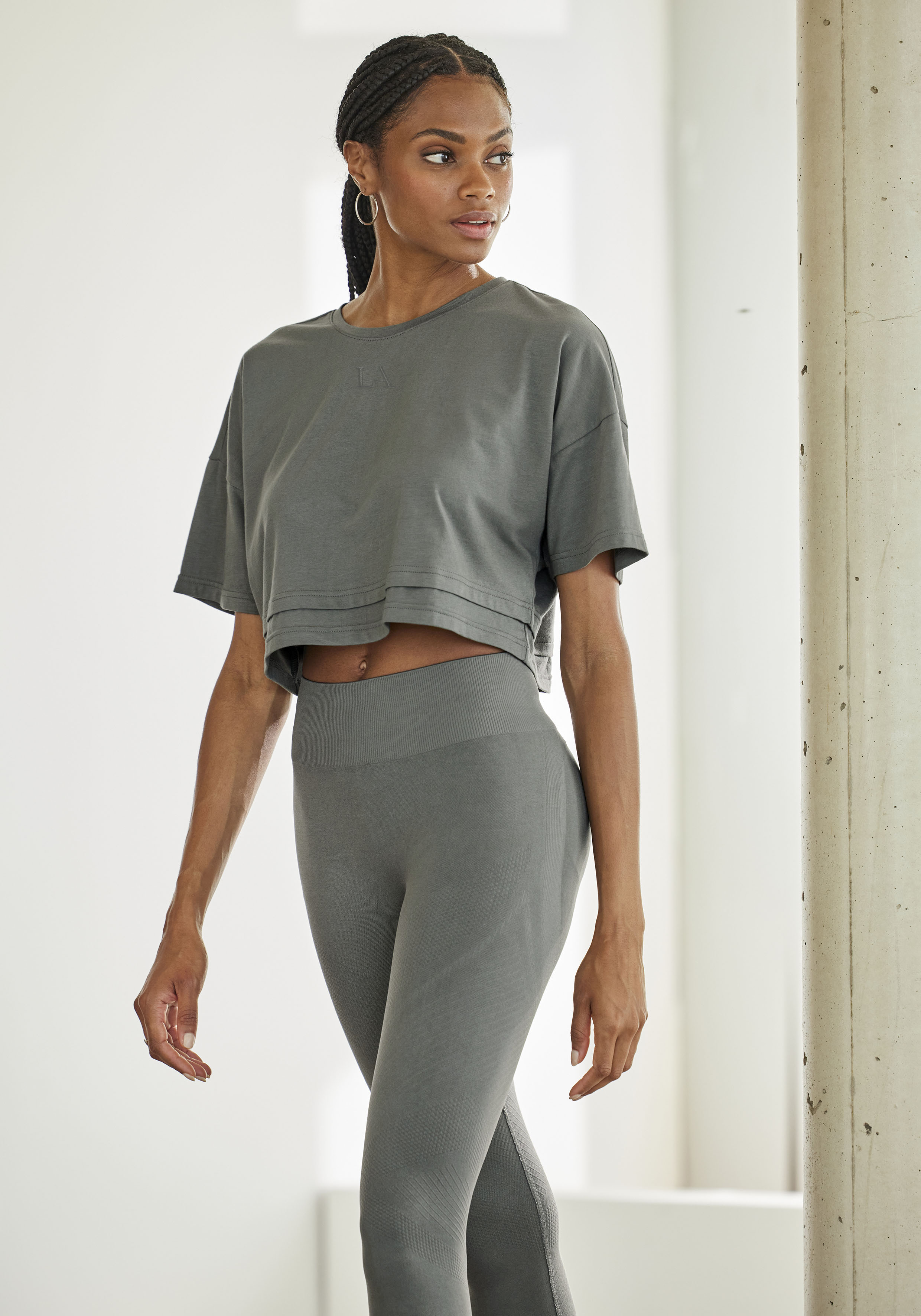 Thumbnail - LASCANA Kurzarmshirt mit kastigem Schnitt und Lagen-Look