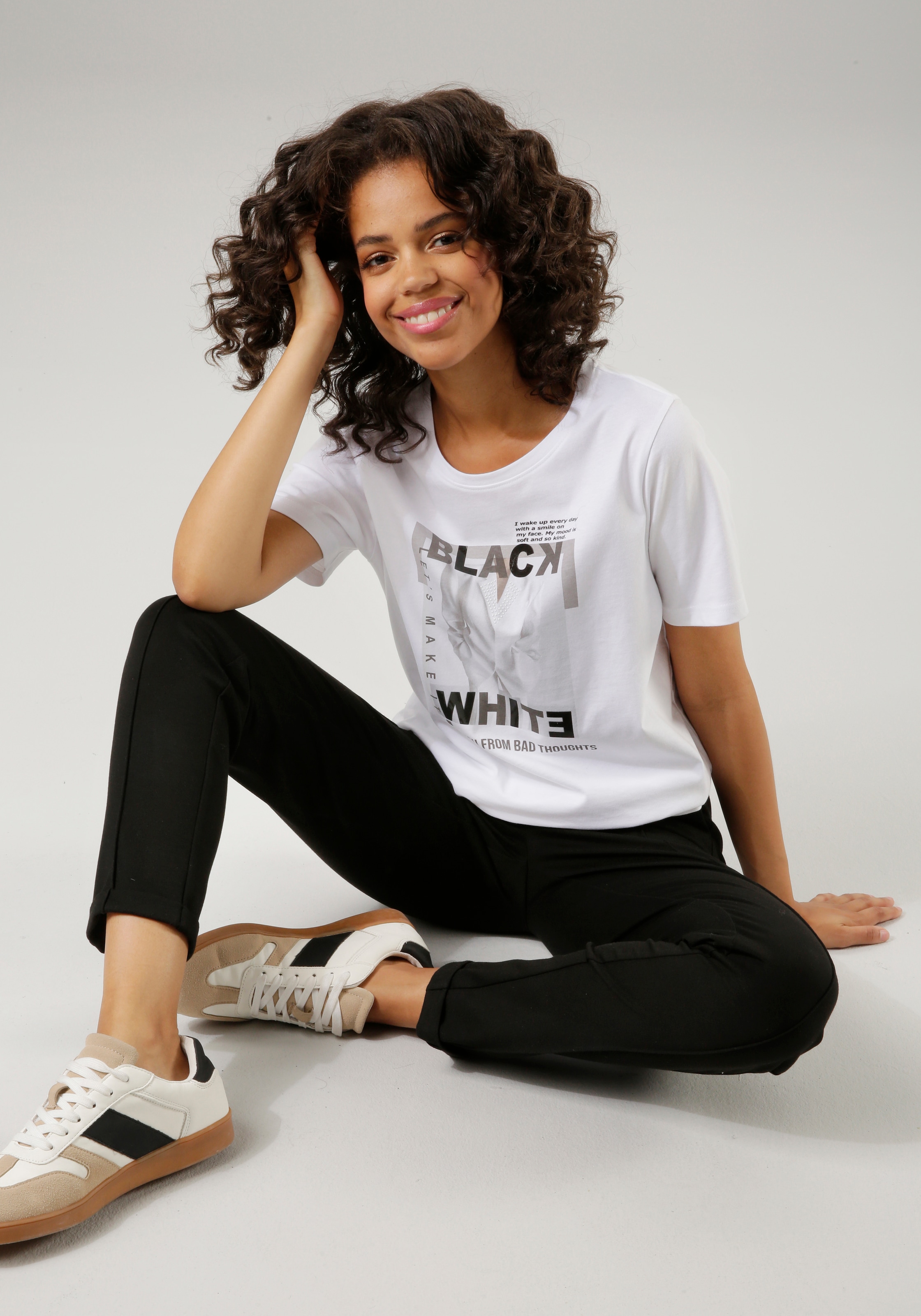 Aniston CASUAL T-Shirt, mit kleinen Zierperlen im Frontdruck