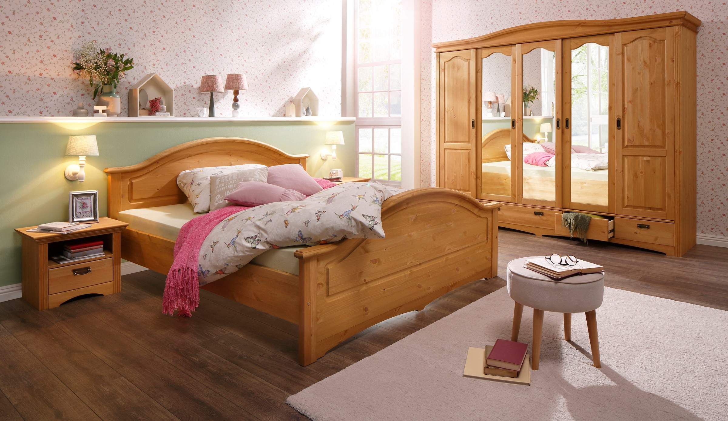 Home affaire Schlafzimmer-Set »"Konrad", komplettes Schlafzimmer mit großem Schrank«, (Set, 4 tlg., Kleiderschrank 5 türig mit Schubladen, 2 Nachttische, Bett 180x200cm), klassischer Landhausstil, Metallgriffe, Massivholz (Kiefer)