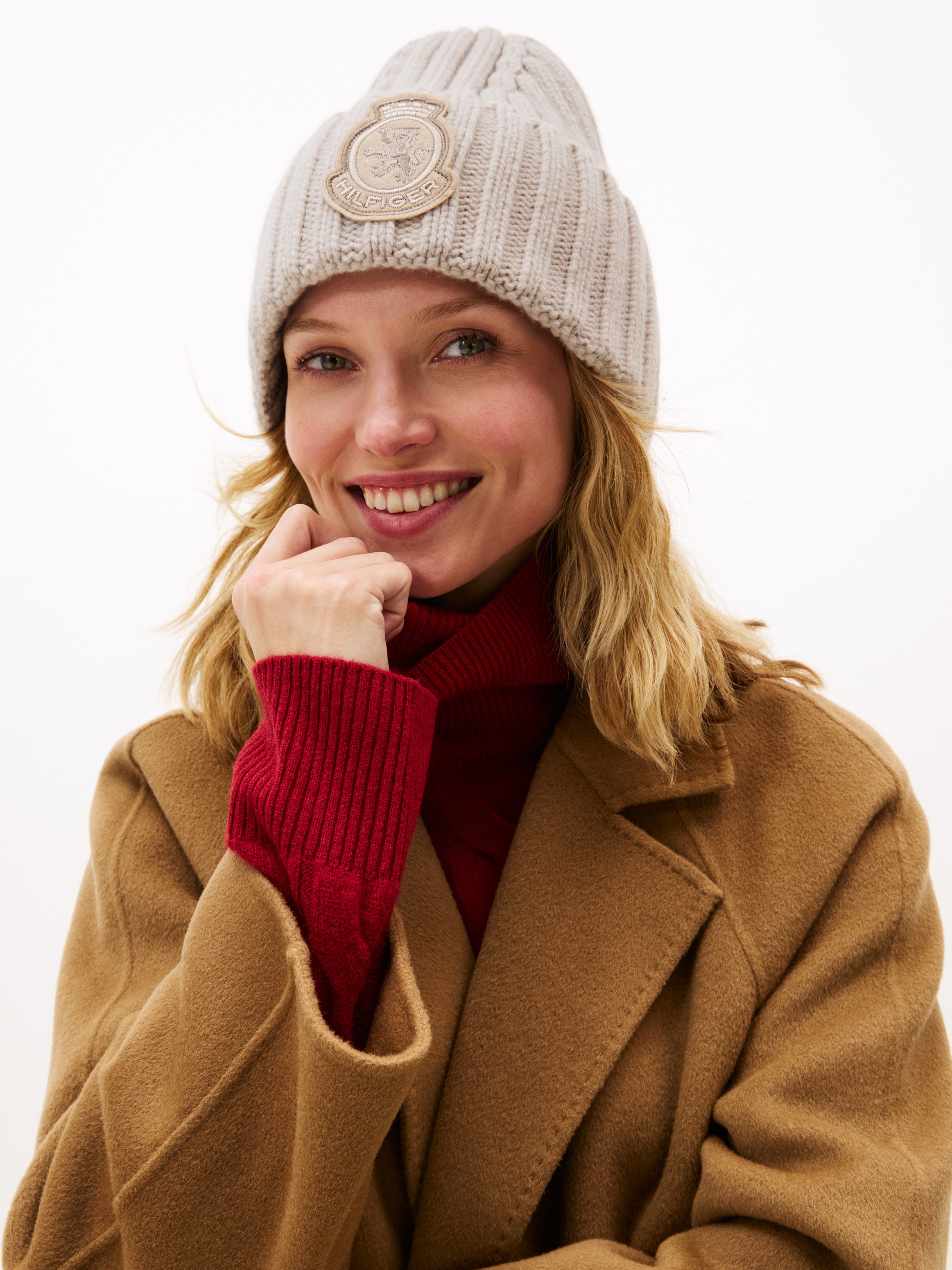 Tommy Hilfiger Beanie »TH CREST FLUFFY«, für Frauen, aus Rippstrick, TH-Wappen-Patch an Umschlag