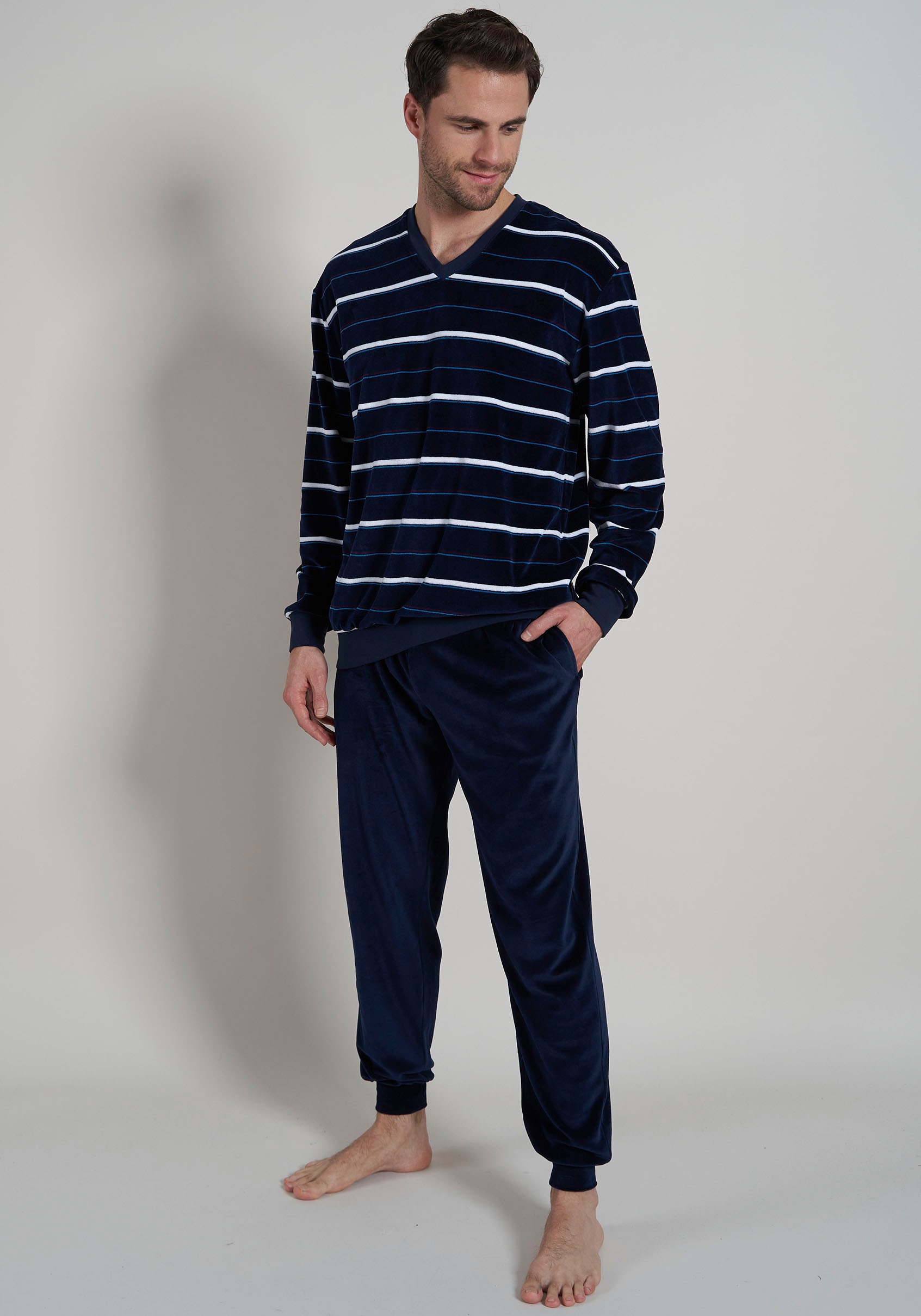 Pyjama, (2 tlg.), mit V-Ausschnitt und feinen Streifen, Hose unifarben