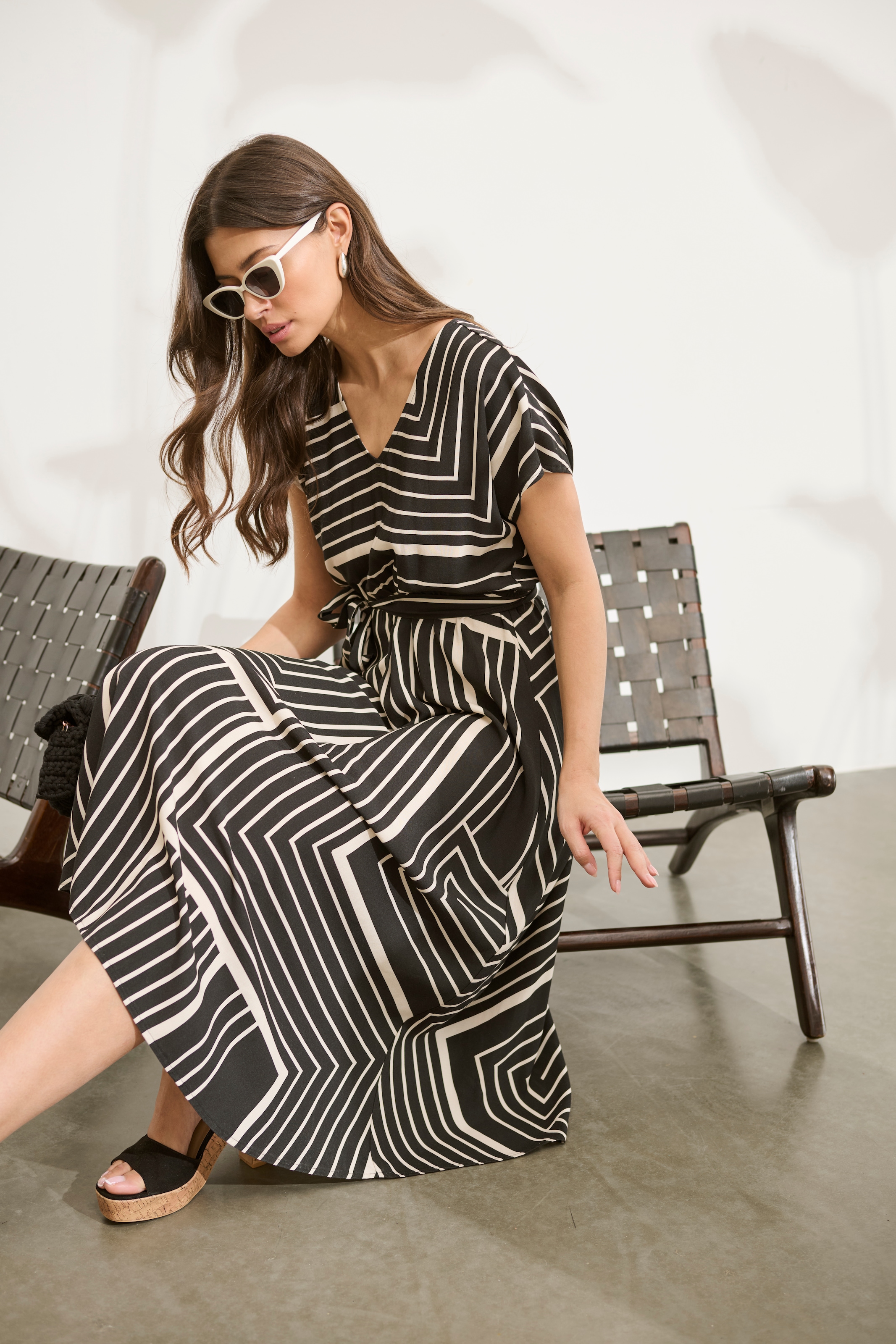 Laura Scott Midikleid, (2 tlg., inklusive Stoffgürtel), im trendigen Maxi-Streifendesign