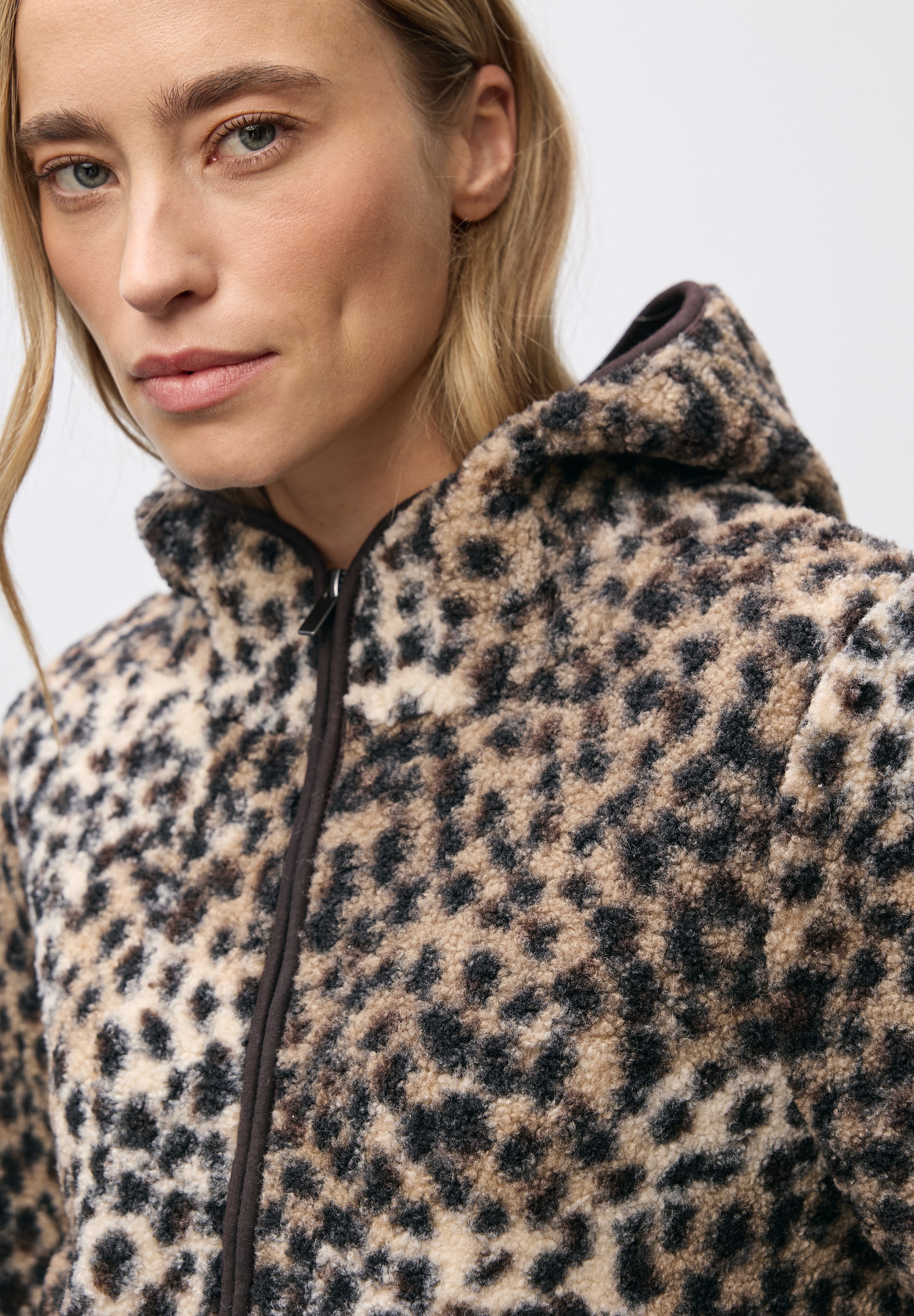 STREET ONE Kapuzenplüschjacke, mit Kapuze, mit Leo-Muster