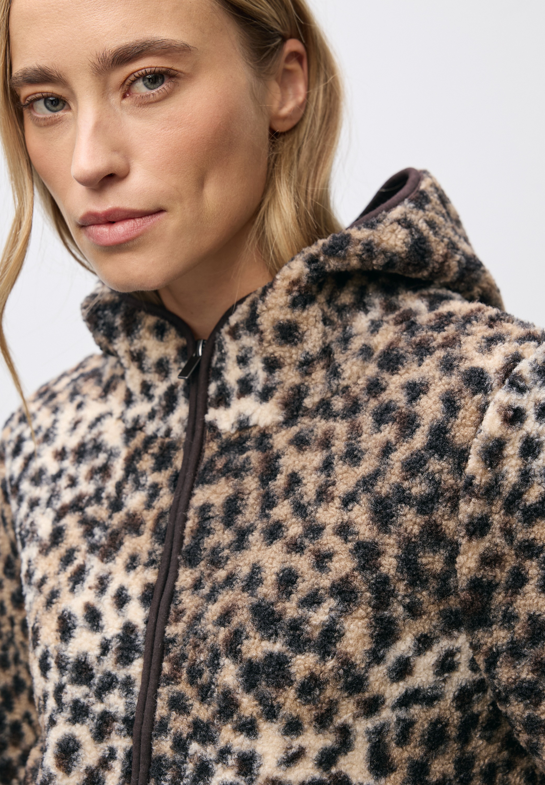 Thumbnail - STREET ONE Kapuzenplüschjacke mit Kapuze mit Leo-Muster