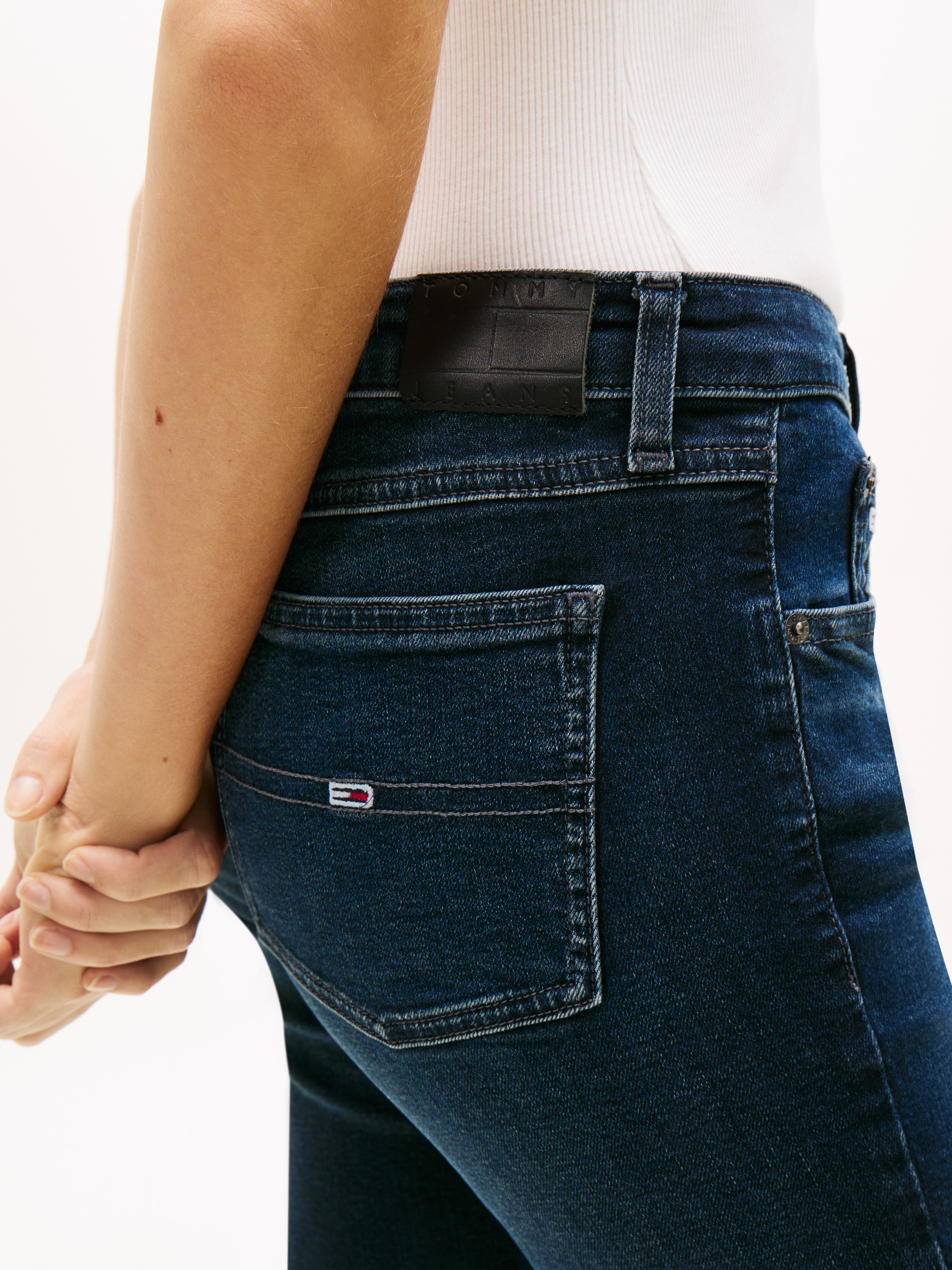 Tommy Jeans Mom-Jeans »High waist - Mom-Jeans Tapered« mit Logo-Badge, Logostickerei