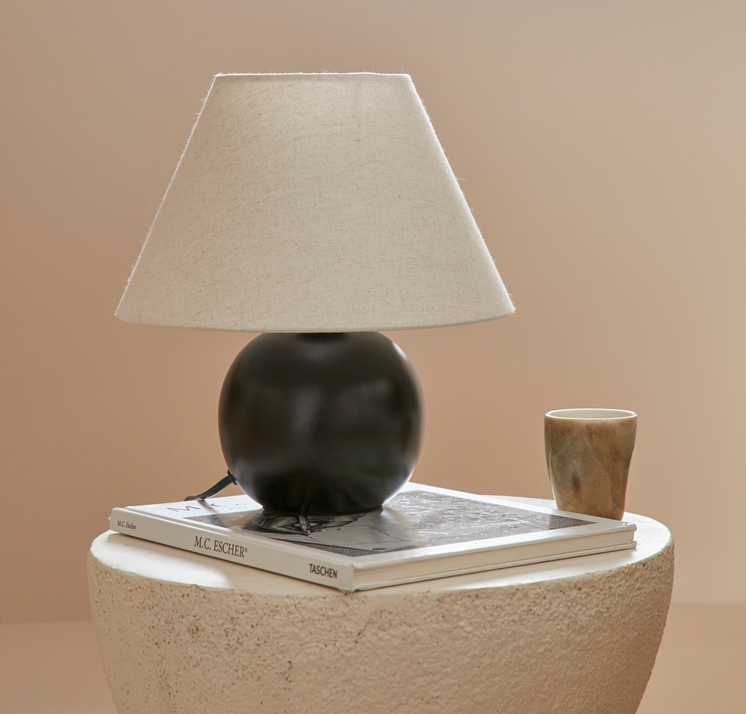 LeGer Home by Lena Gercke Schreibtischlampe »Amara, Tischlampe mit Schnurschalter exkl 1x E27 max 40W, Stoffschirm«, 1 flammig, Leuchtmittel E27 | Leuchtmittel wechselbar, Keramik Fuß, Schirm beige Kegelform, Höhe 29cm Ø 25cm Nachttischlampe
