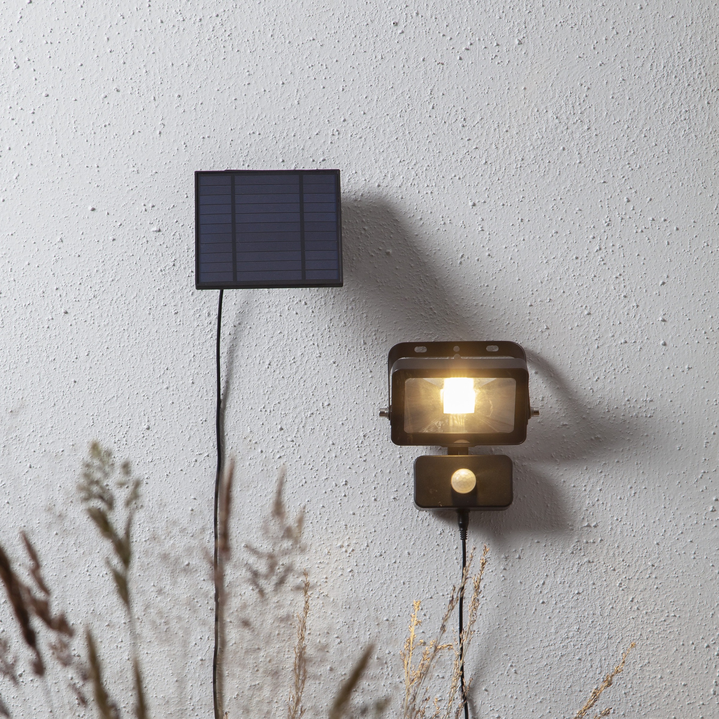 Parforce Traditional Hunting LED Solarleuchte »Solar-Spotlight Powerspot« LED-Board 1 Stk. Warmweiß PIR- und Dämmerungssensor, bis zu 800lm bei Bewegung, 40lm Dauerlicht