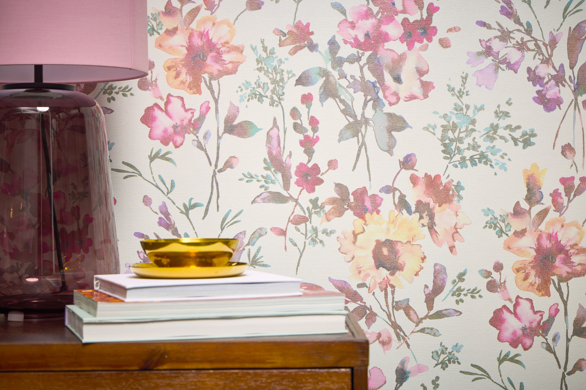 CosmoLiving by Cosmopolitan Vliestapete »Petal Poetry – Aquarell-Blumentapete« matt strukturiert Zarte Aquarellblüten für stilvolle Wohnräume