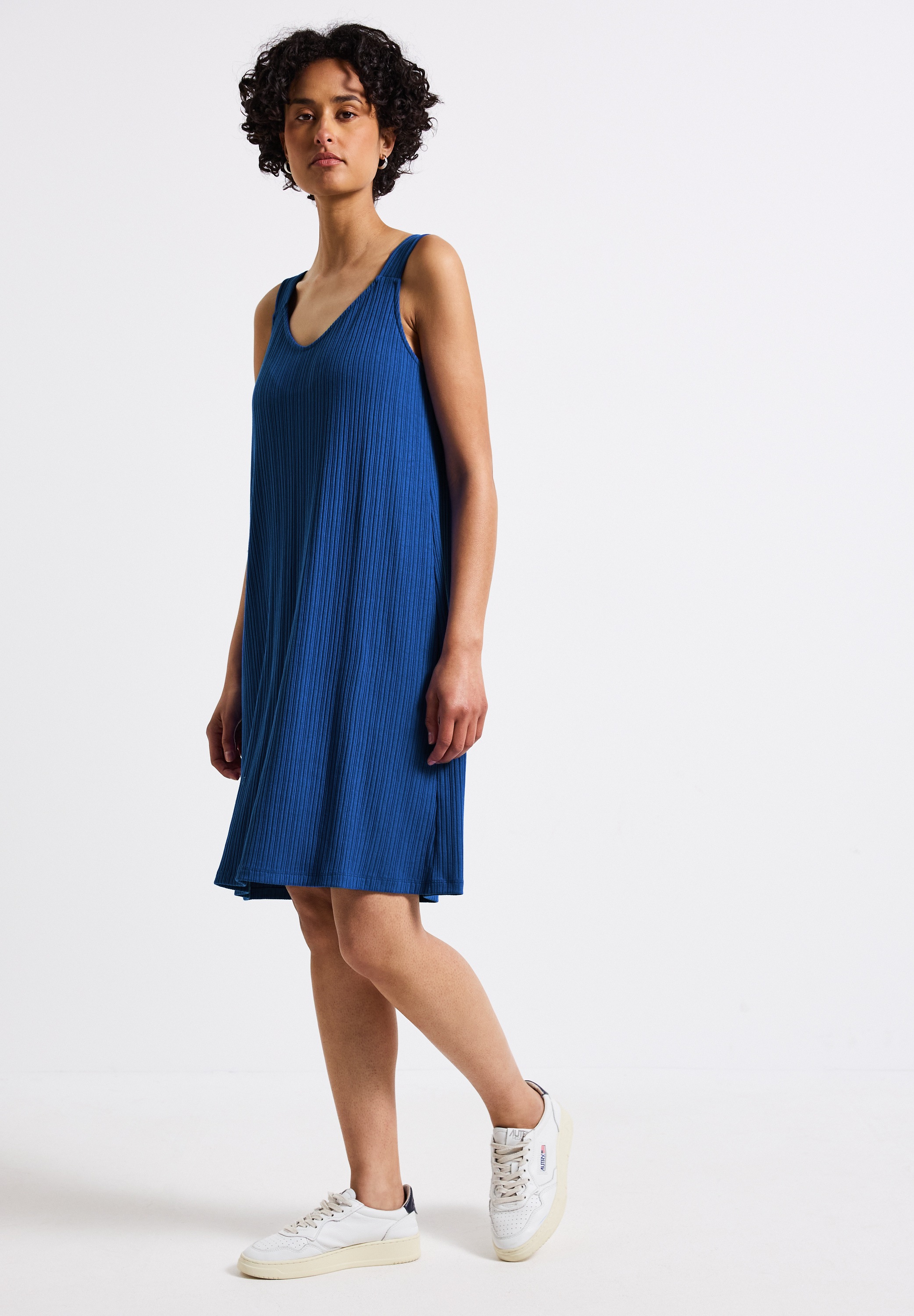 Sommerkleid STREET ONE, Damen, Gr. 46, EURO-Größen, blau (dodger blau), Stoff, 75% Viskose, 20% Polyester, 5% Elasthan, unifarben, normal knielang, V-Ausschnitt, Bündchen, Kleider Sommerkleid, soft und trageangenehm