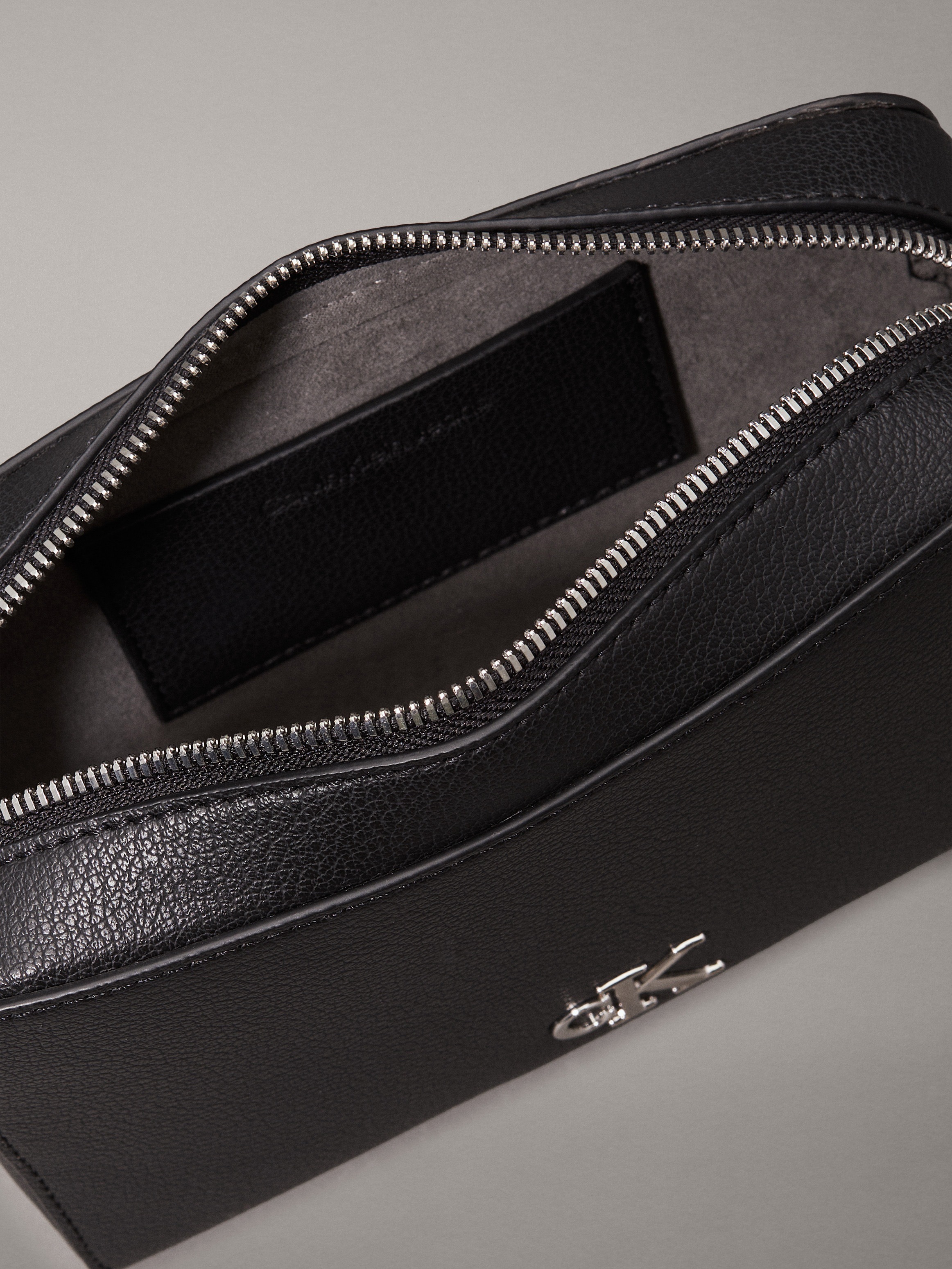 Calvin Klein Jeans Mini Bag »MINIMAL MONOGRAM CAMERA BAG 20«, Damen Schultertasche klein, Umhängetasche mit abnehmbarem Gurt