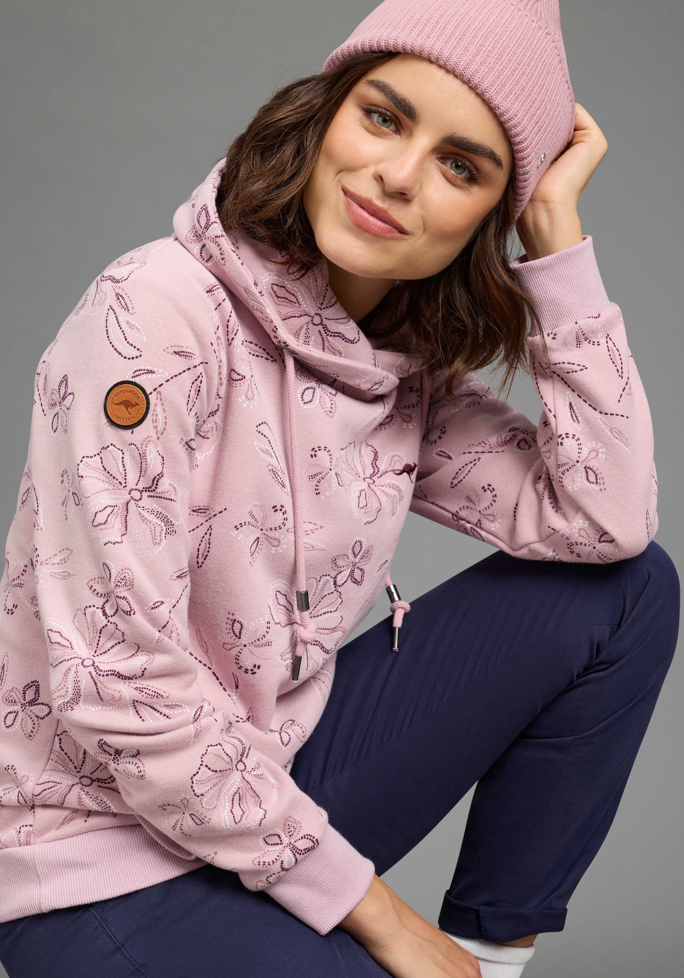 KangaROOS Sweatshirt, mit hohem Stehkragen, hüftbedeckende Länge, figurumspielende Passform