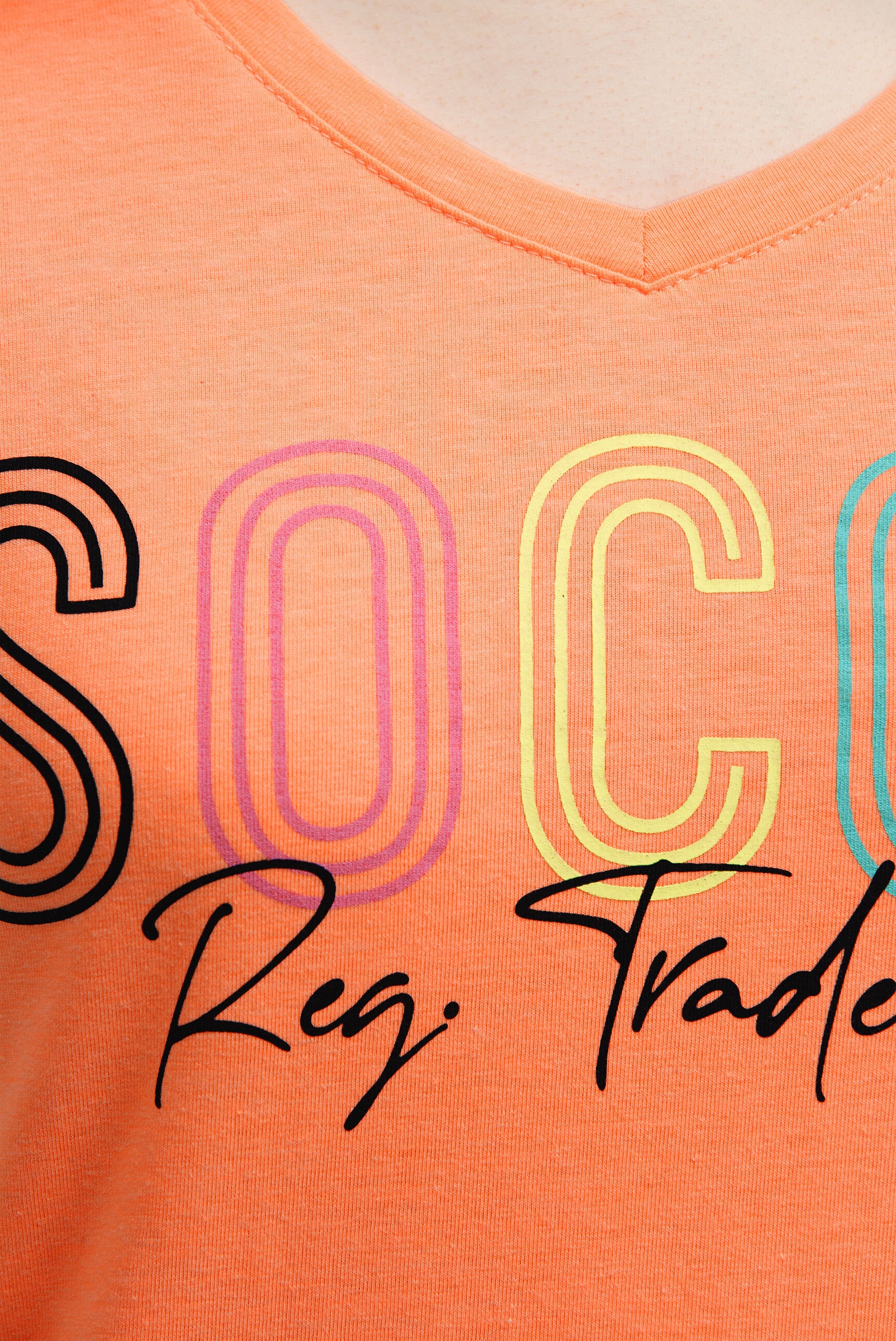 SOCCX V-Shirt mit Necktape
