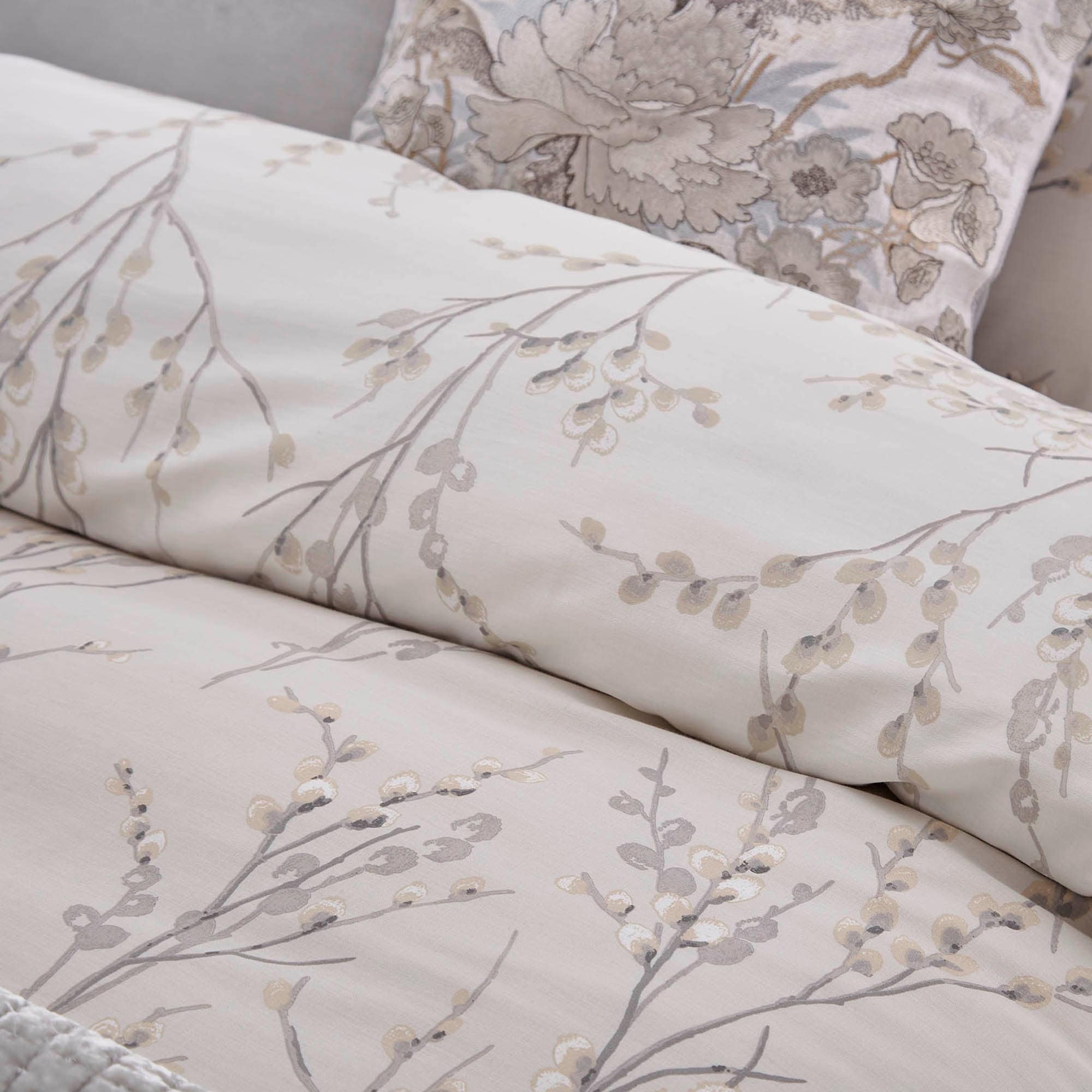LAURA ASHLEY Bettwäsche »Pussy Willow, aus Baumwoll-Satin« 3 tlg. tlg. mit floralem Muster, inkl 2 Kissenbezüge