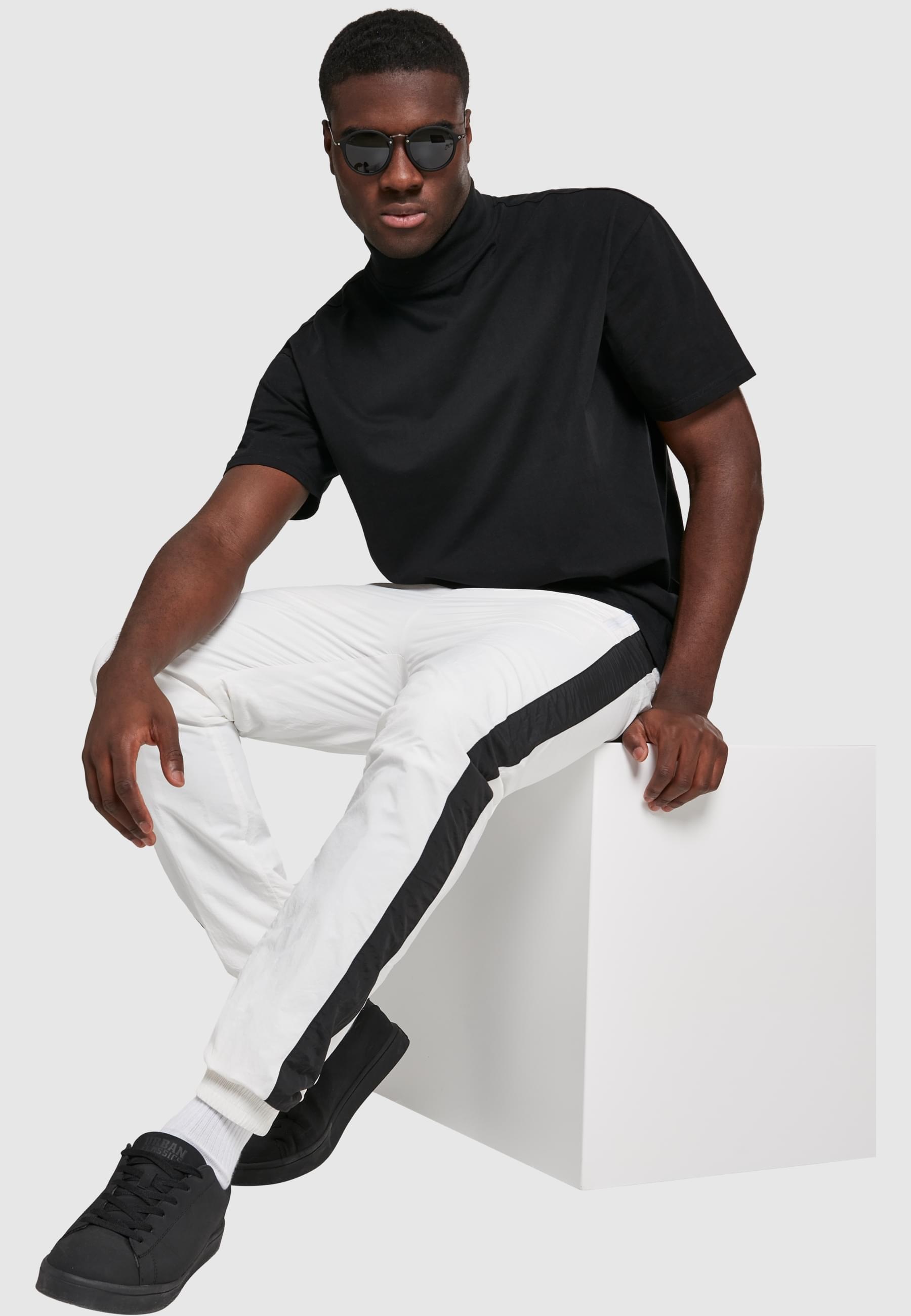 URBAN CLASSICS Stoffhose »Urban Classics Herren Side Striped Crinkle Track Pants«, (1 tlg.)