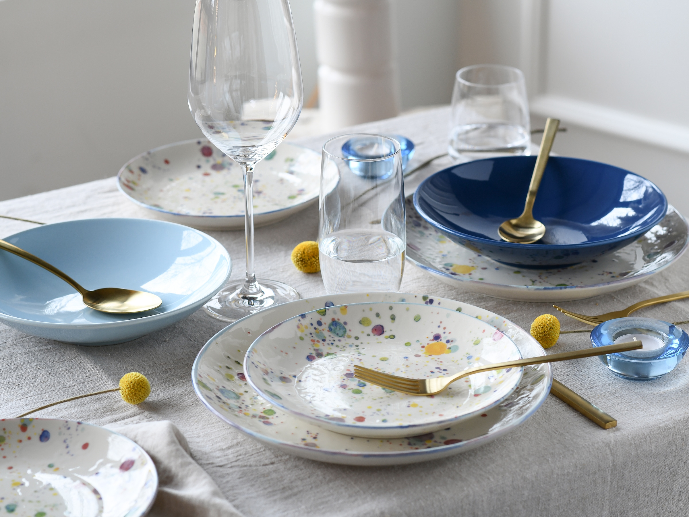 CreaTable Teller-Set »Candy Drops, Tellerset 12-tlg.«, (Set, 12 tlg.), Unregelmäßige bunte Punkte, Gute Laune Geschirr, Frisch, Freundlich
