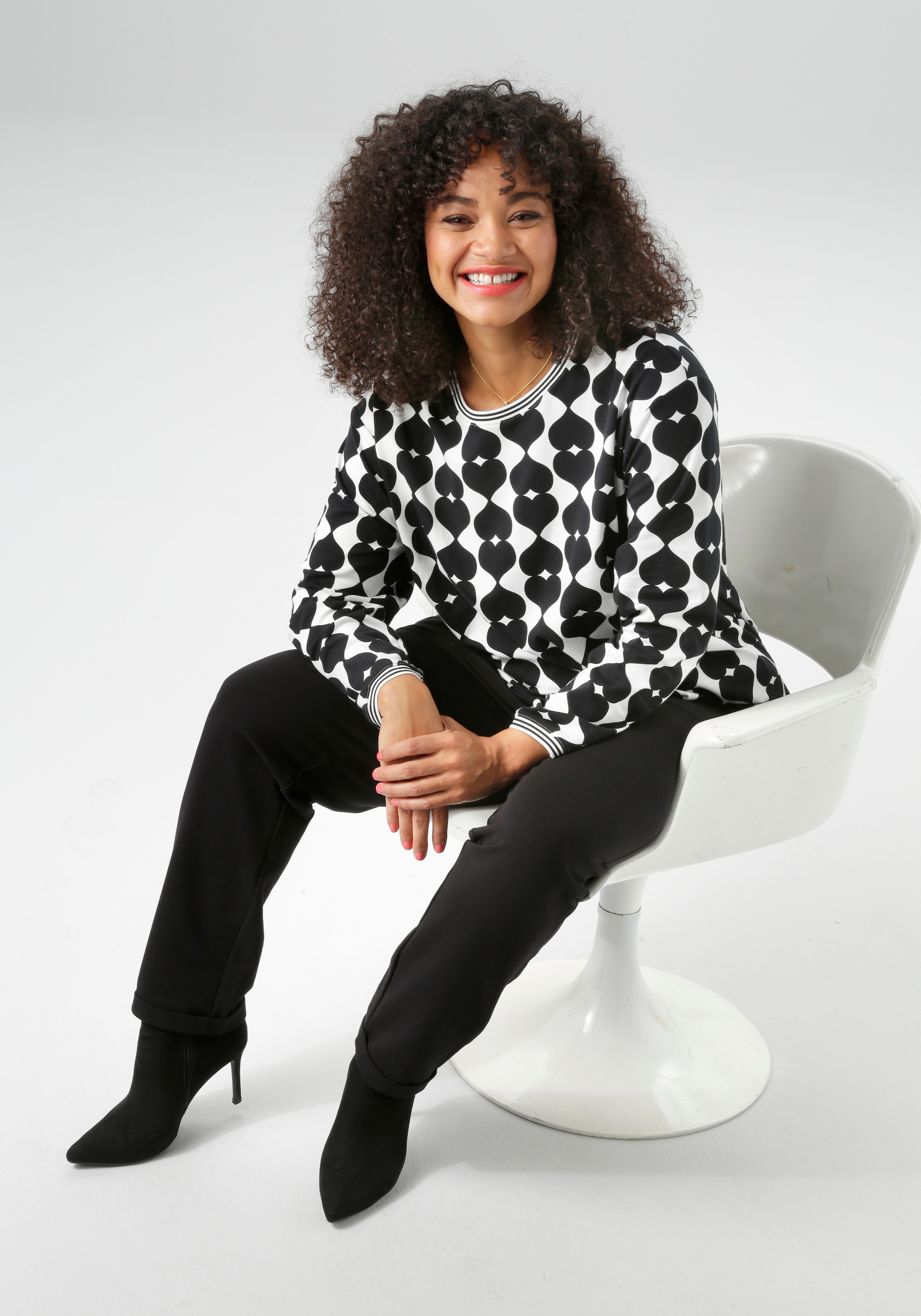 Aniston PLUS Sweatshirt, mit großflächigem, Herzdruck - NEUE KOLLEKTION
