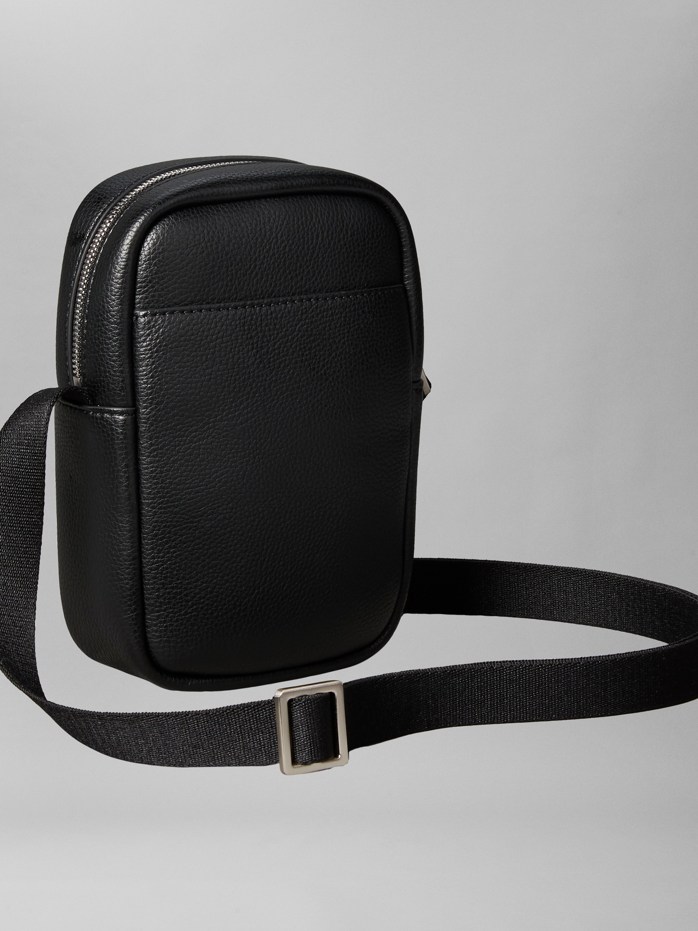 Calvin Klein Umhängetasche »RAISED SLIM REPORTER« Herren Schultertasche mit großem Steckfach vorne