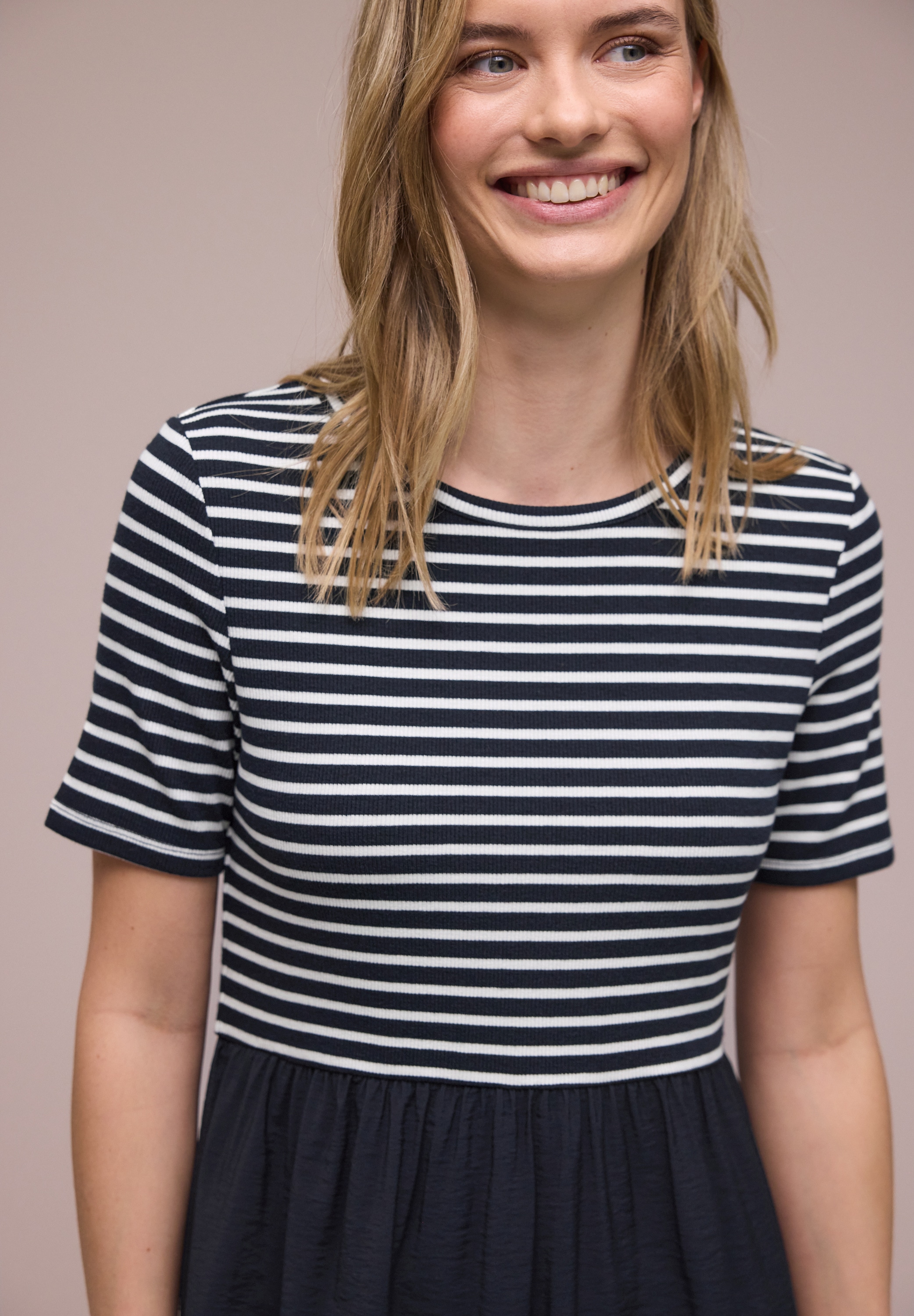 STREET ONE Midikleid Ohne Taschen mit Strukturmix und mit Jersey-Oberteil und Viskosemix-Rock