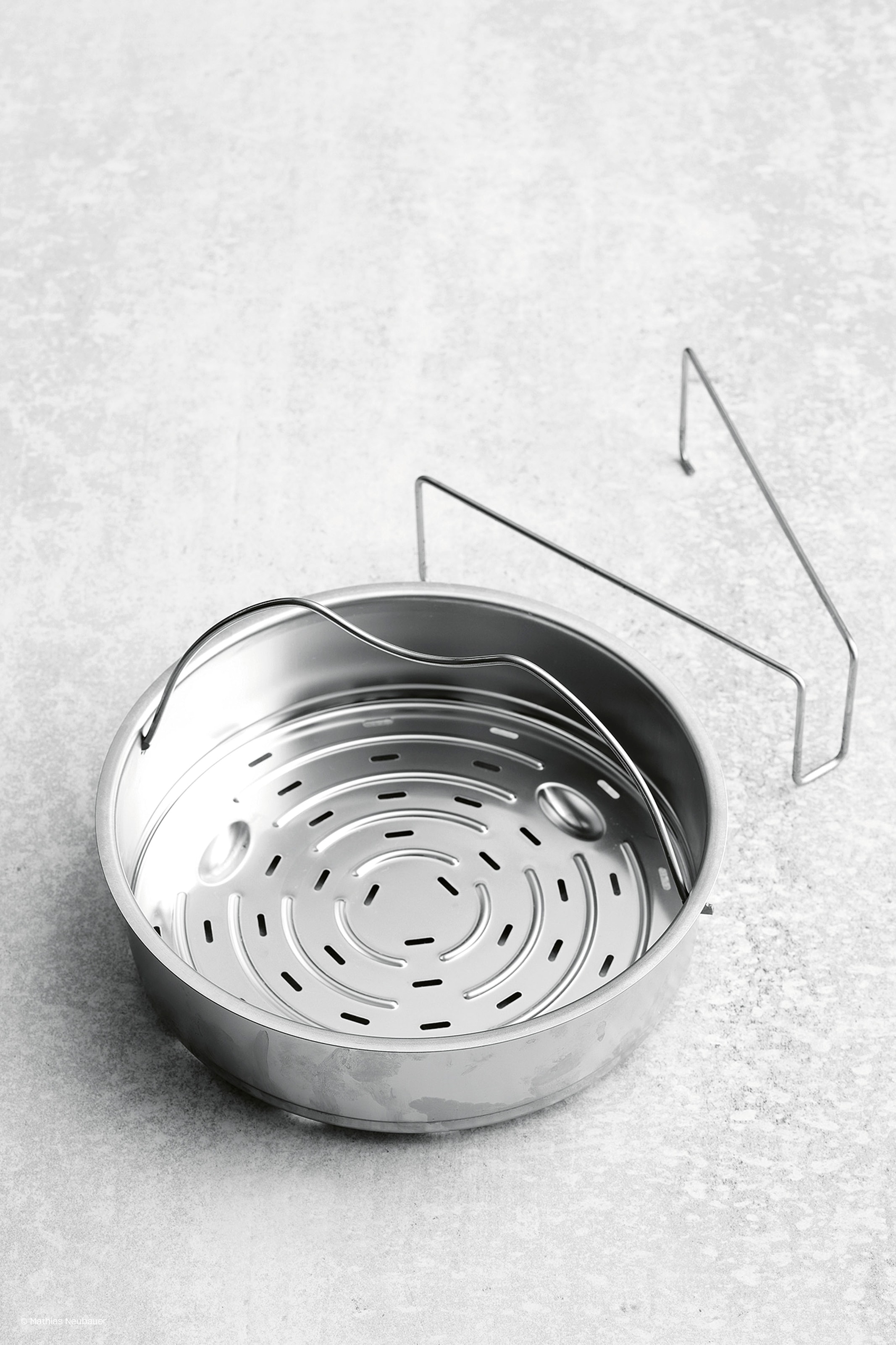 Fissler Schnellkochtopf »Vitaquick® Premium«, Edelstahl 18/10, (3 tlg., 1 Schnellkochtopf 6 L, 1 Metalldeckel, 1 Dünsteinsatz), Made in Germany, mit gelochtem Einsatz