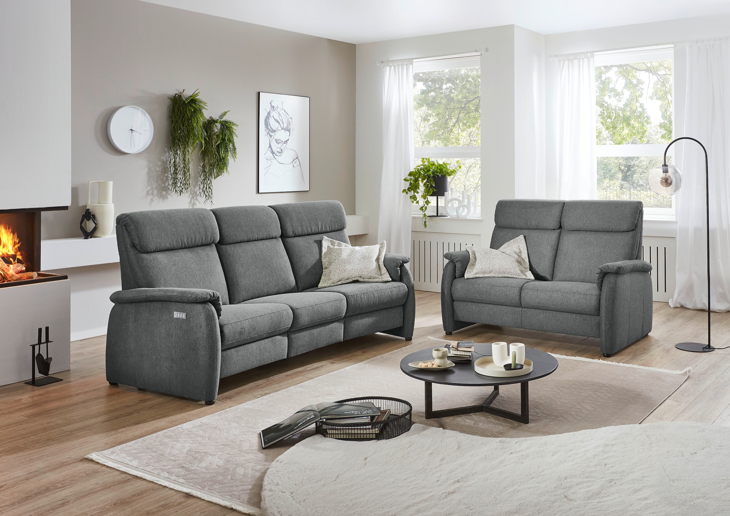 Home affaire Polstergarnitur »Turin, 2,5- & 3-Sitzer mit elektrischer Relaxfunktion« Set, 3-Sitzer mit Tischelement inkl. USB-Ladestation & Steckdose, 4 tlg. tlg. inkl. Tisch, USB & Steckdose, Federkern & pflegeleichtem Bezug