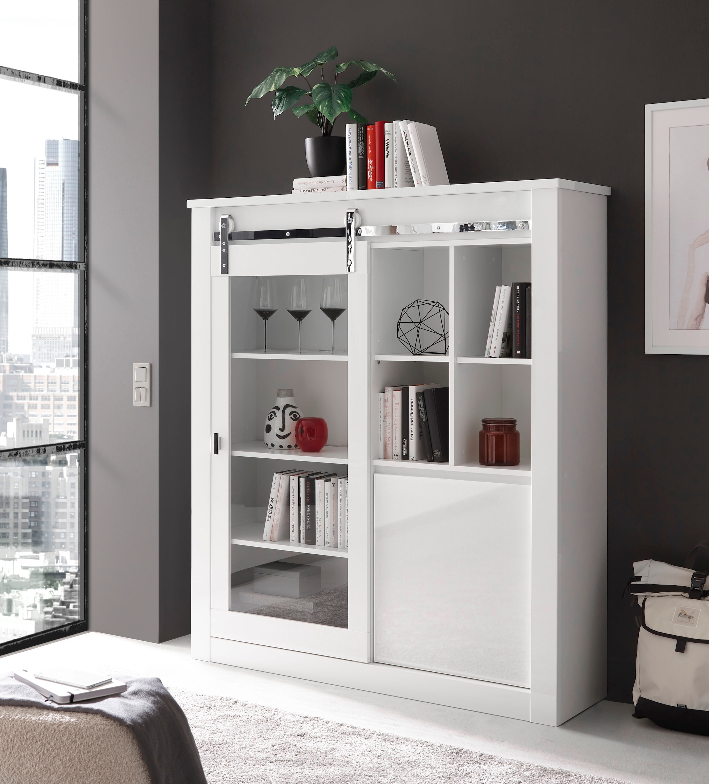 Home affaire Vitrine »Daytona, moderner Hochschrank, Glasvitrine in Weiß Hochglanz« mit Schiebetürenbeschlag in Chrom-Optik, ausreichend Stauraum