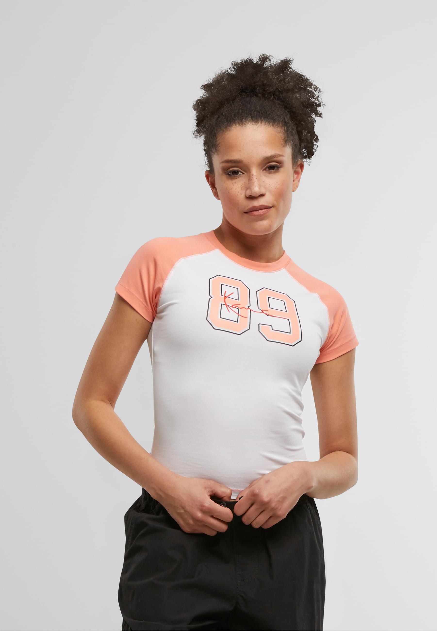 Thumbnail - Karl Kani T-Shirt "Karl Kani Signature Print Tiny Raglan T-Shirt" 1 Stk. tlg.