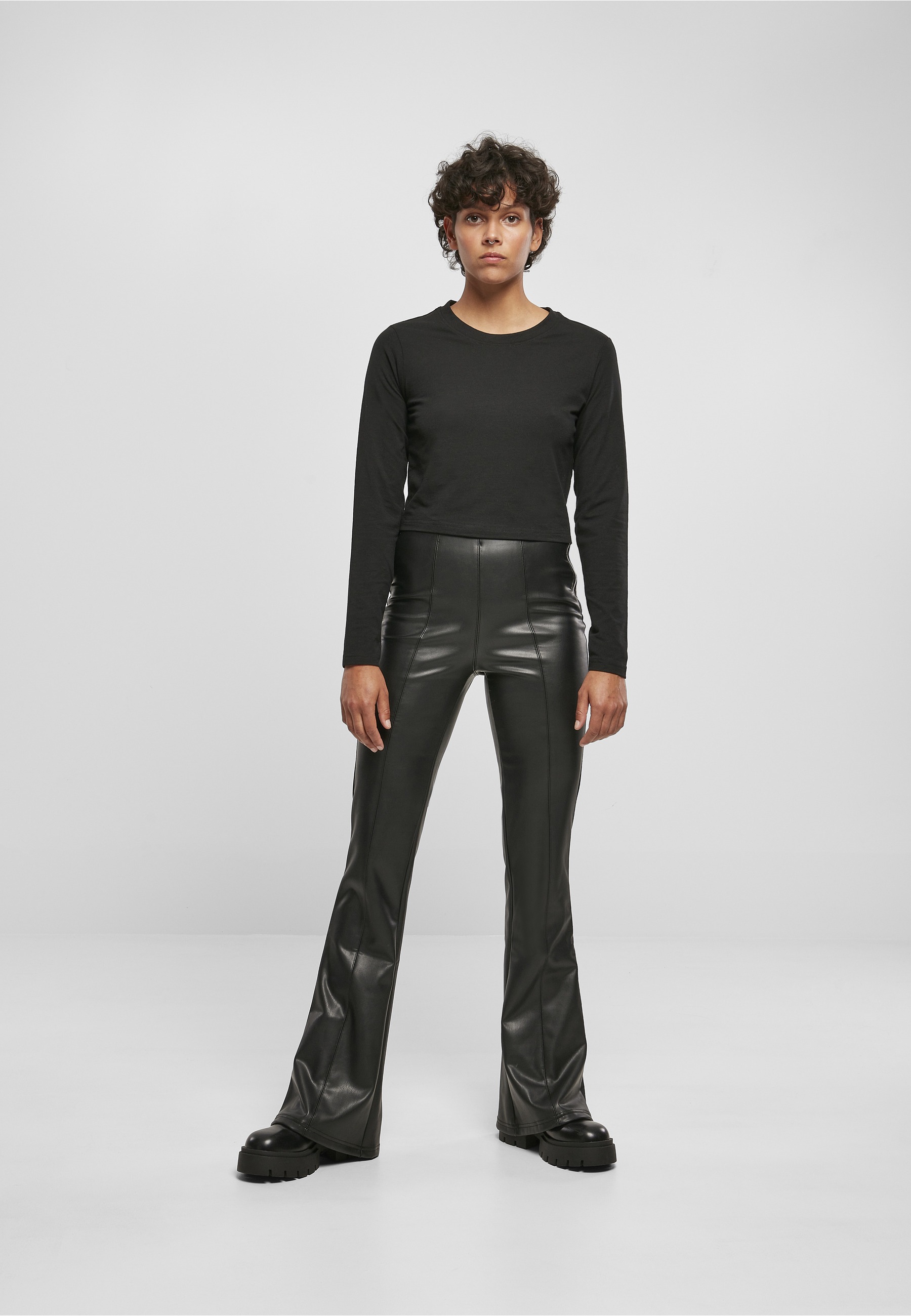 URBAN CLASSICS Stoffhose »Urban Classics Damen Ladies Synthetic Leather Flared Pants«