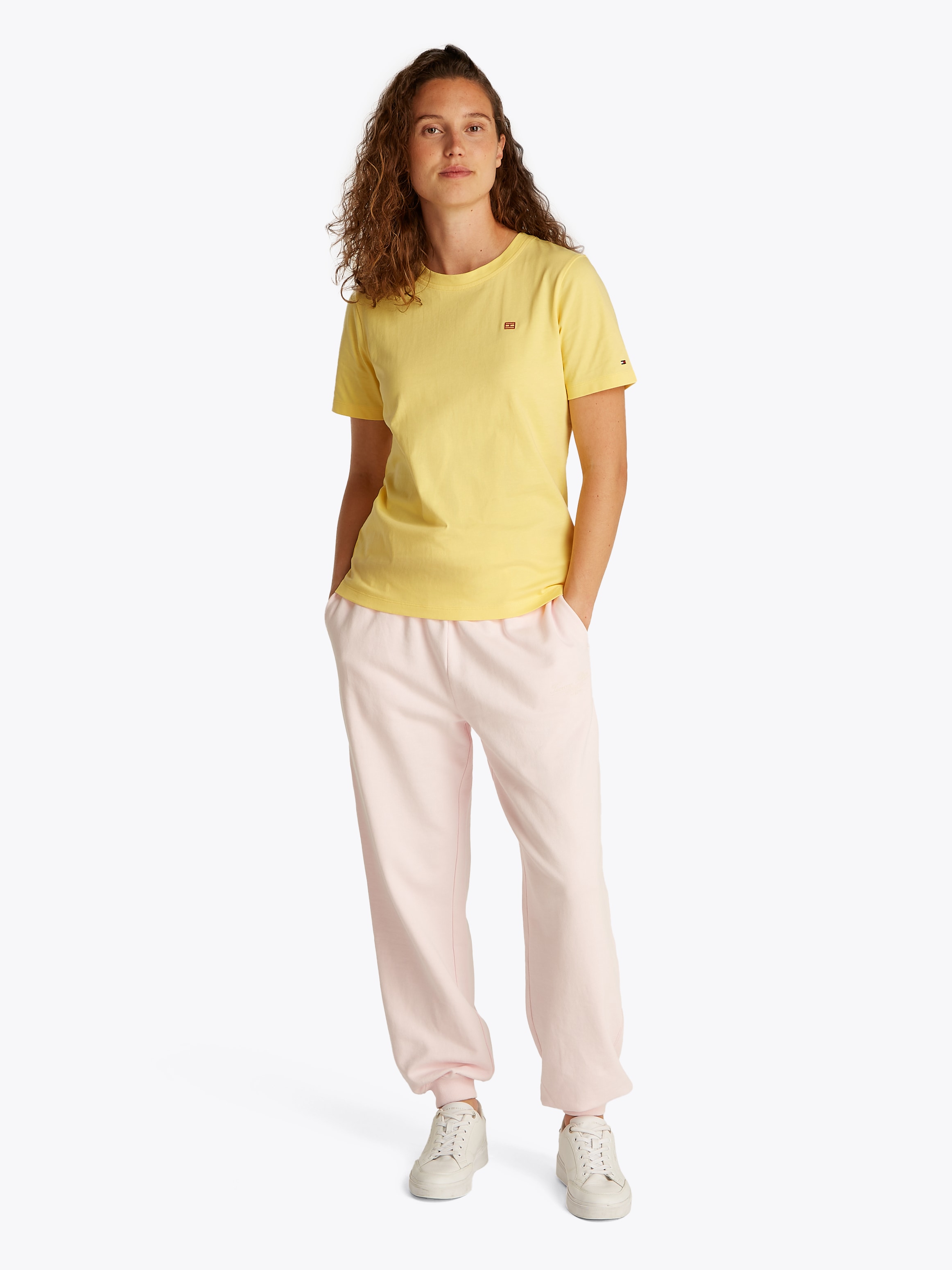Tommy Hilfiger T-Shirt »REG CONTRAST FLAG SS TEE«, mit Logostickerei