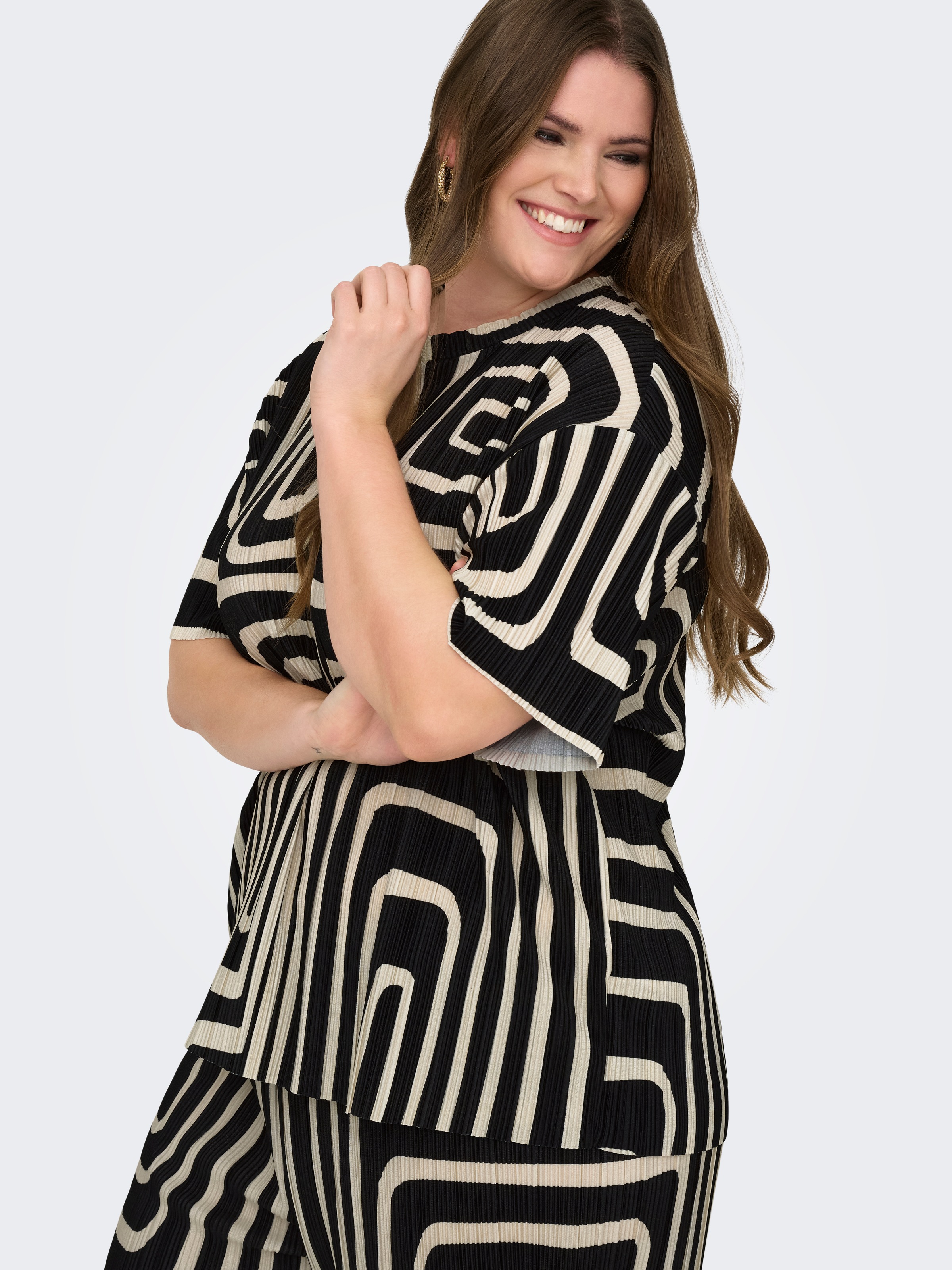 ONLY CARMAKOMA Kurzarmshirt "CARRAVENNA S/S PLISSE AOP TOP JRS NOOS" günstig online kaufen