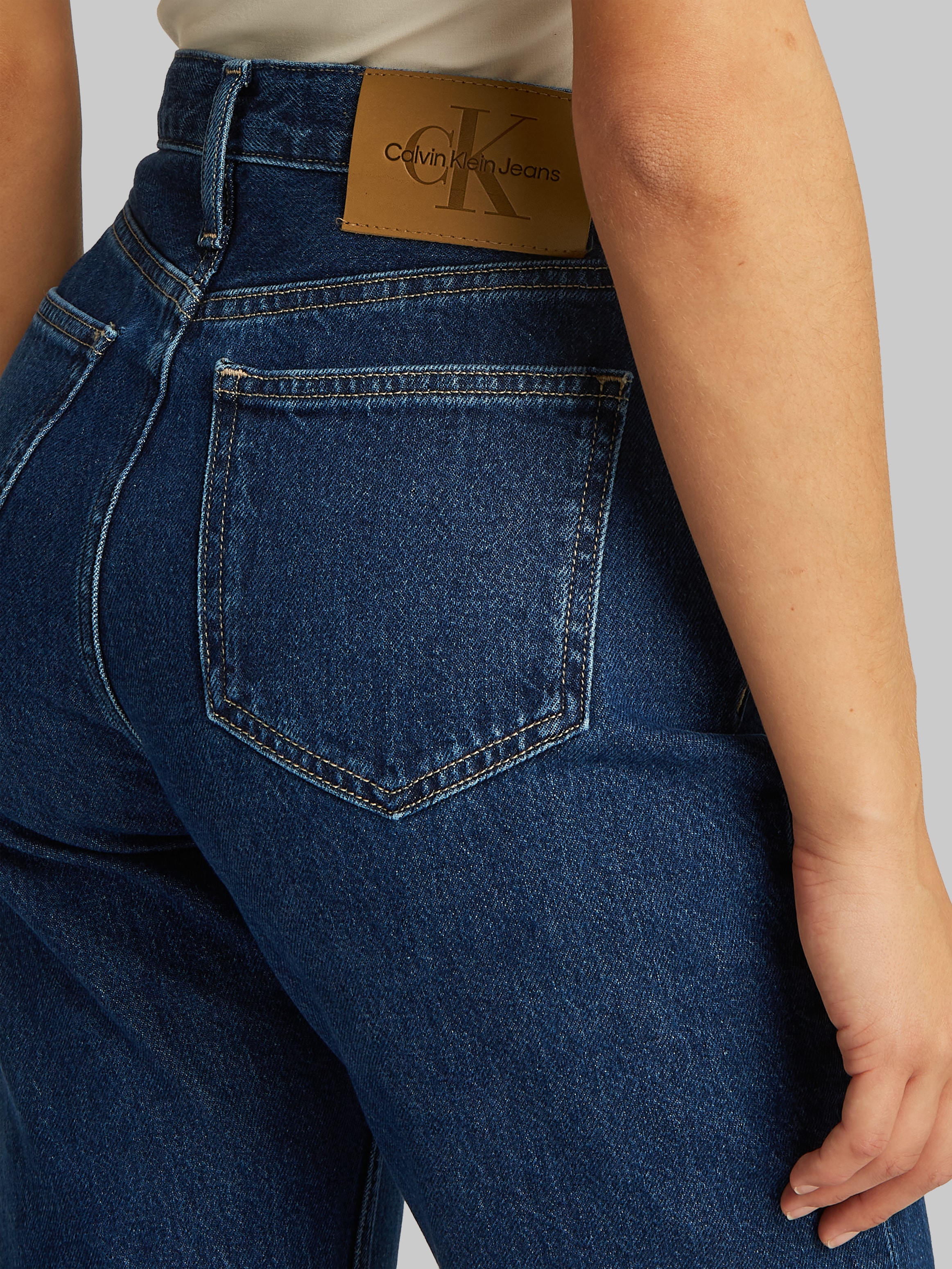 Calvin Klein Jeans Mom-Jeans »HIGH RISE STRAIGHT«, leichte Stoned wash Optik, mit Coinpocket