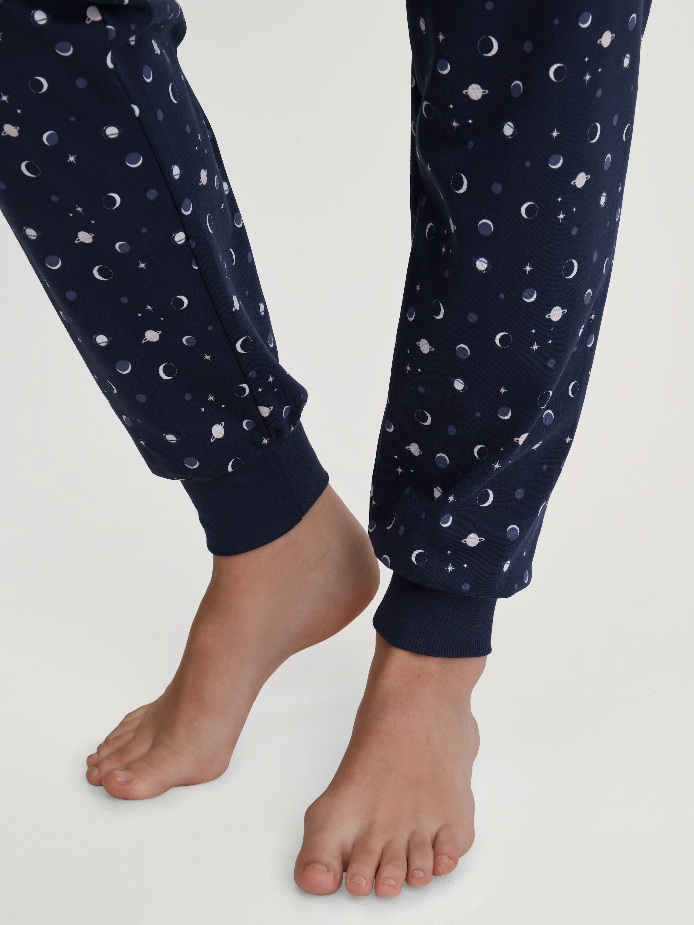 CALIDA Schlafanzug »Deep Dreams«, (2 tlg.), zarte Spitze, V-Ausschnitt, Langarm, Single Jersey Qualität, weich