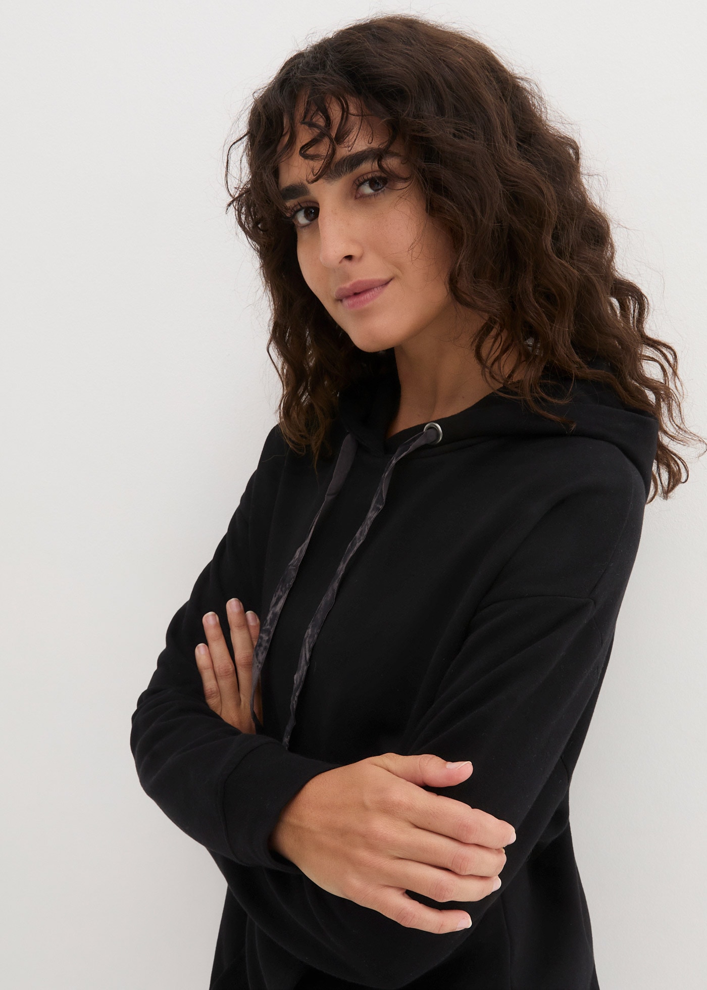bonprix Sweatkleid »Sweatkleid mit Baumwolle« Kängurutasche mit Kapuze, aus Baumwolle und Viskose, lockere Passform