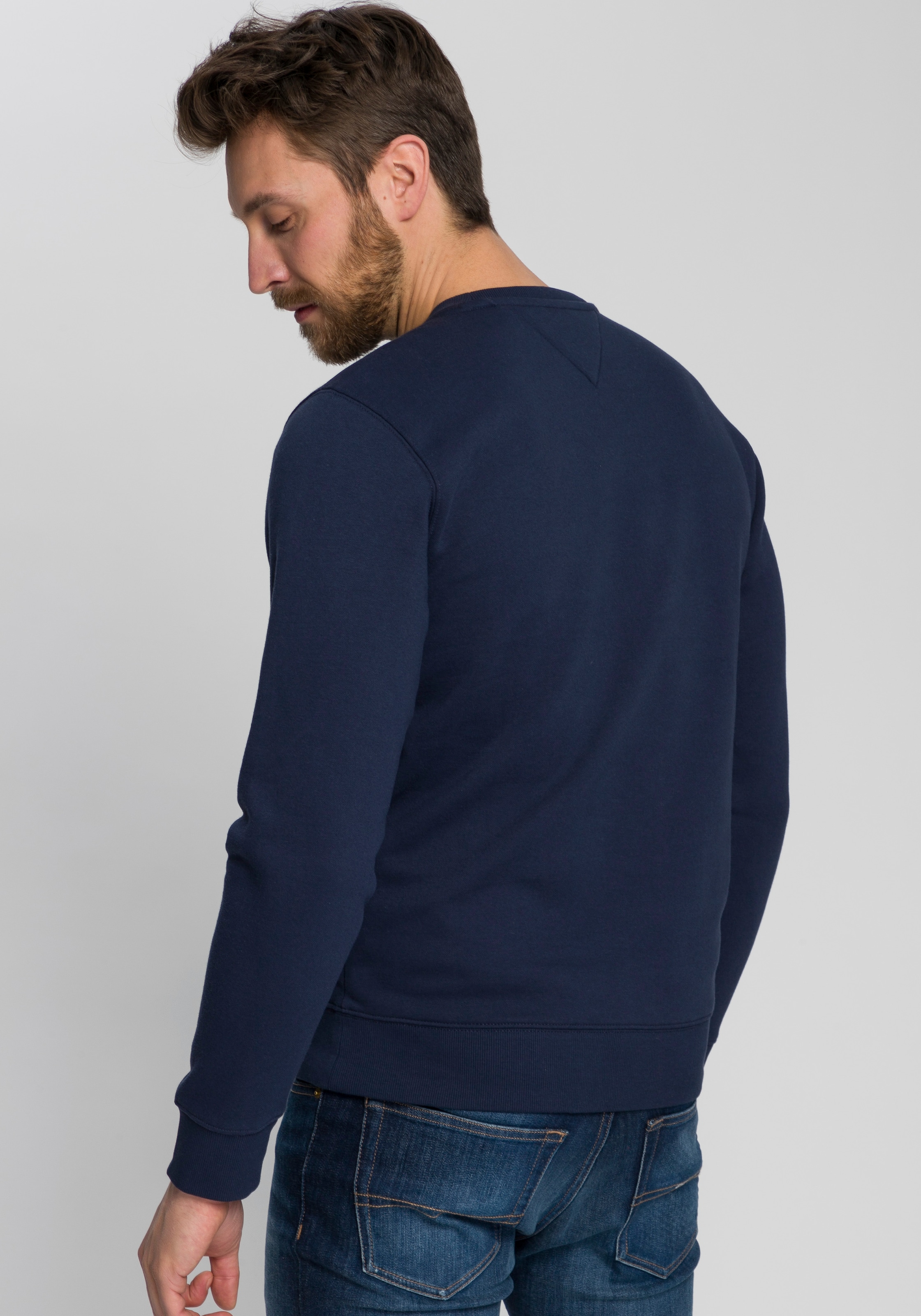 Sweatshirt Black | der Jeans BAUR FLEECE mit Markenlogo Friday REGULAR C NECK«, auf Tommy »TJM Brust