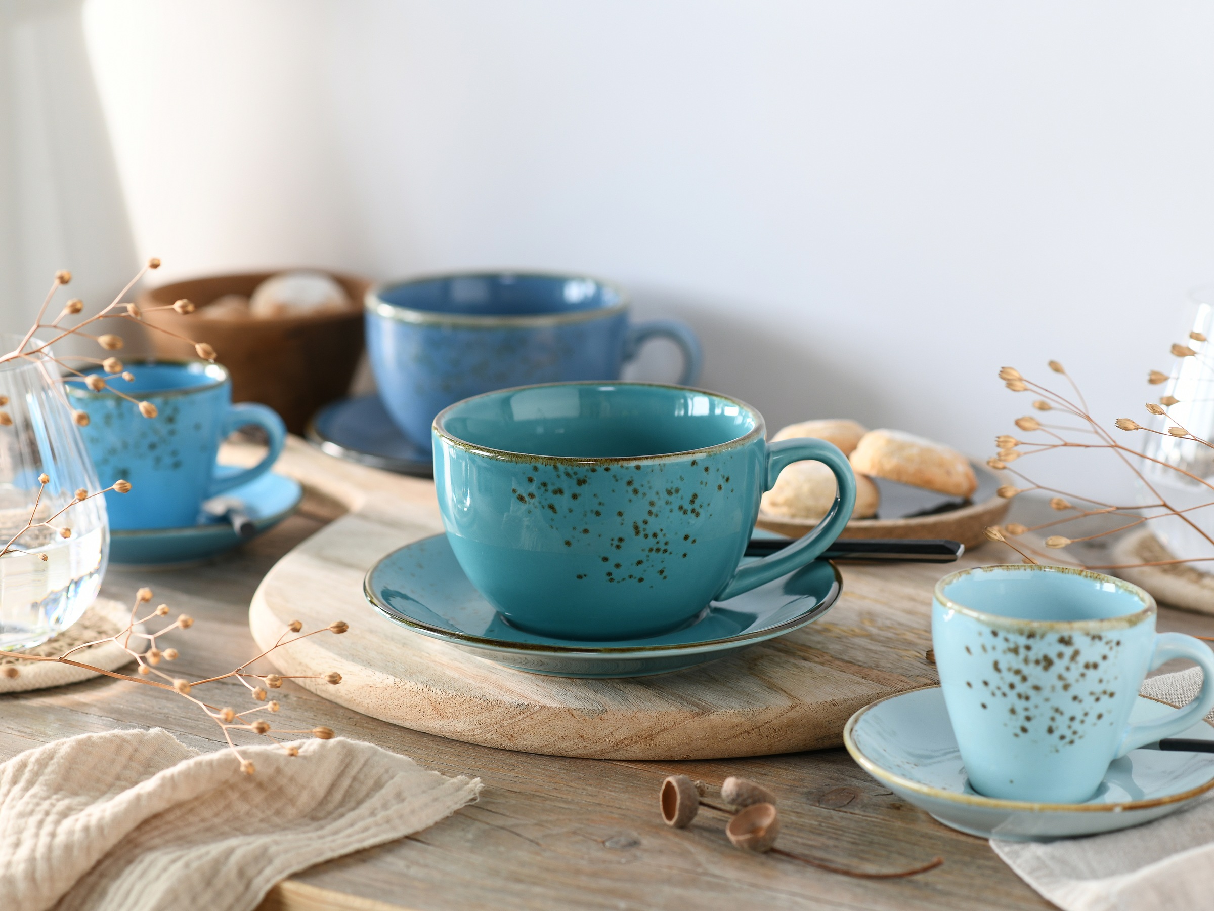 CreaTable Cappuccinotasse »Kaffeetasse NATURE COLLECTION Aqua« Tassen Set, aktuelle Blautöne mit Sprenkel, 4 Tassen, 4 Untertassen