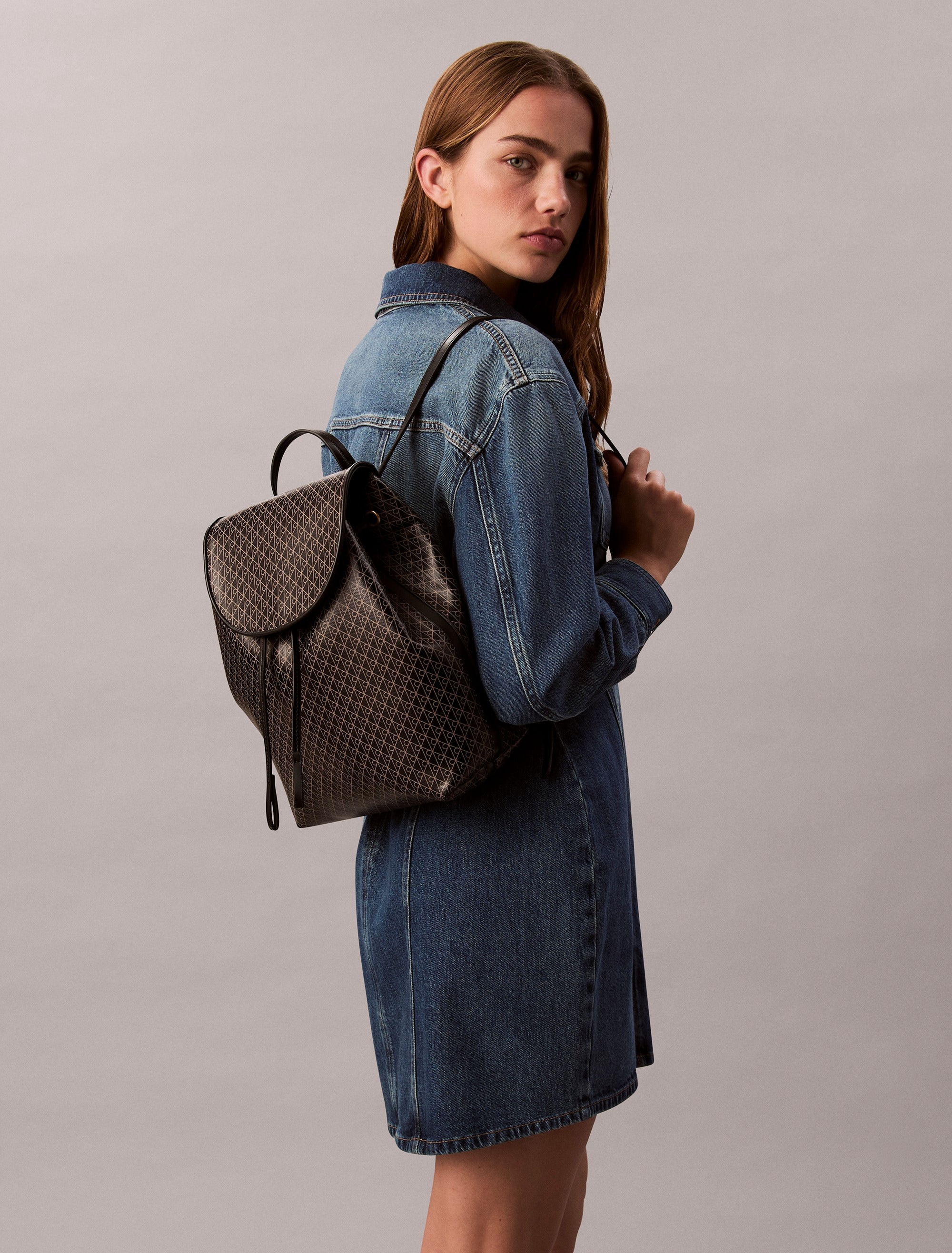 Calvin Klein Cityrucksack »AOP FLAP BACKPACK« Freizeitrucksack, Damen Rucksack mit Monogramm-Print