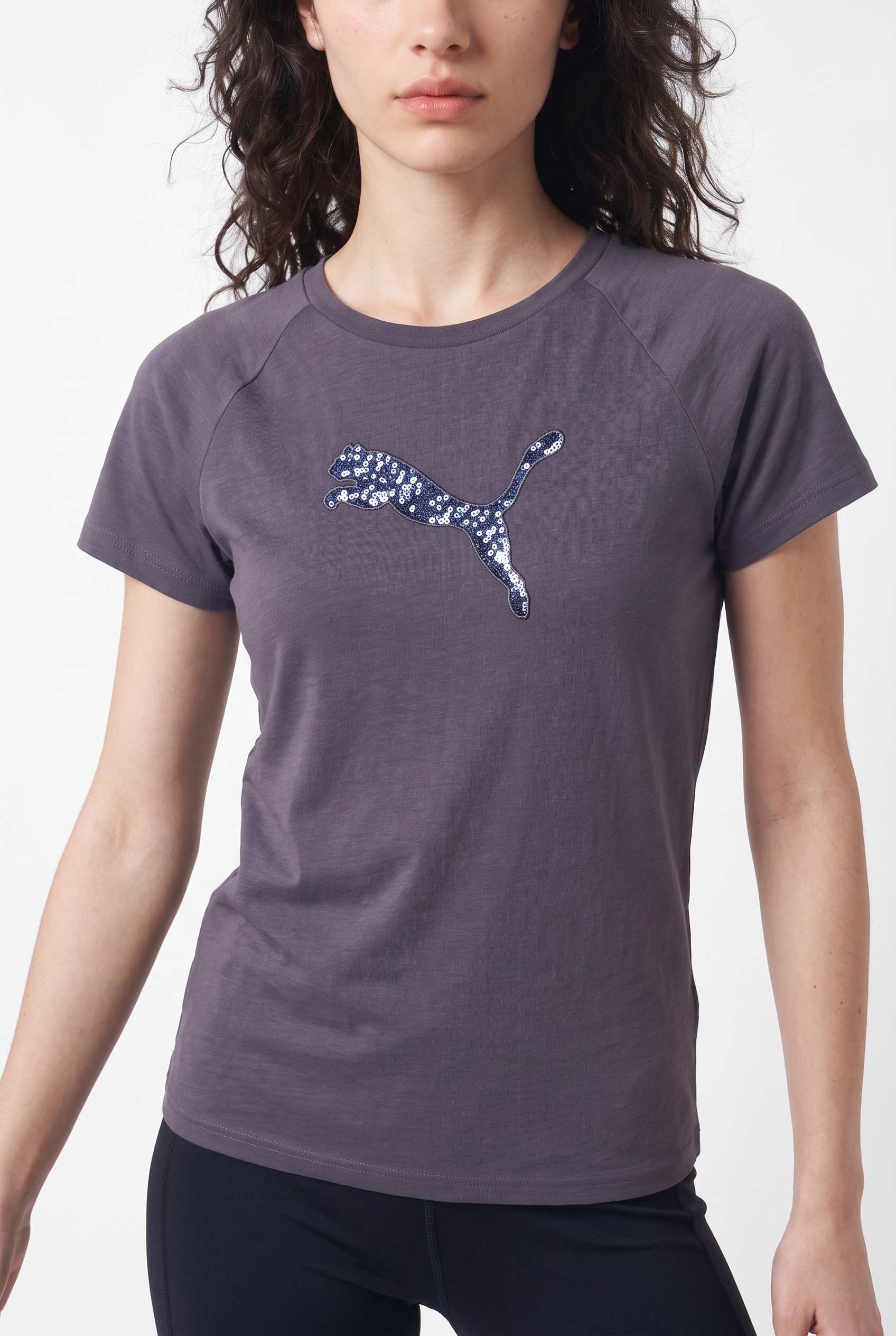 PUMA T-Shirt »ESS SEQUINS TEE« Kurzarmdesign, mit Rundhalsausschnitt, sportlicher Stil, Regular Fit