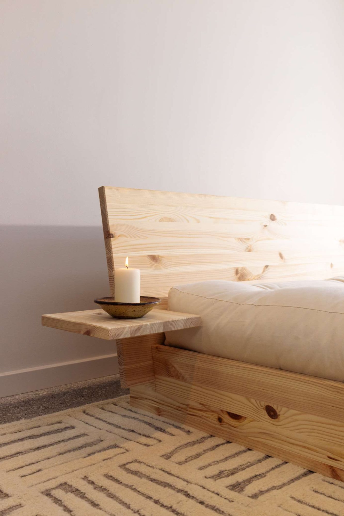 Karup Design Bettgestell »Latch Bed mit Kopfteil, FSC®-zertifiziertes Massivholz, Made in Europe« mit 2 Ablagen, inklusive Lattenrost, ohne Matratze, massive Qualität