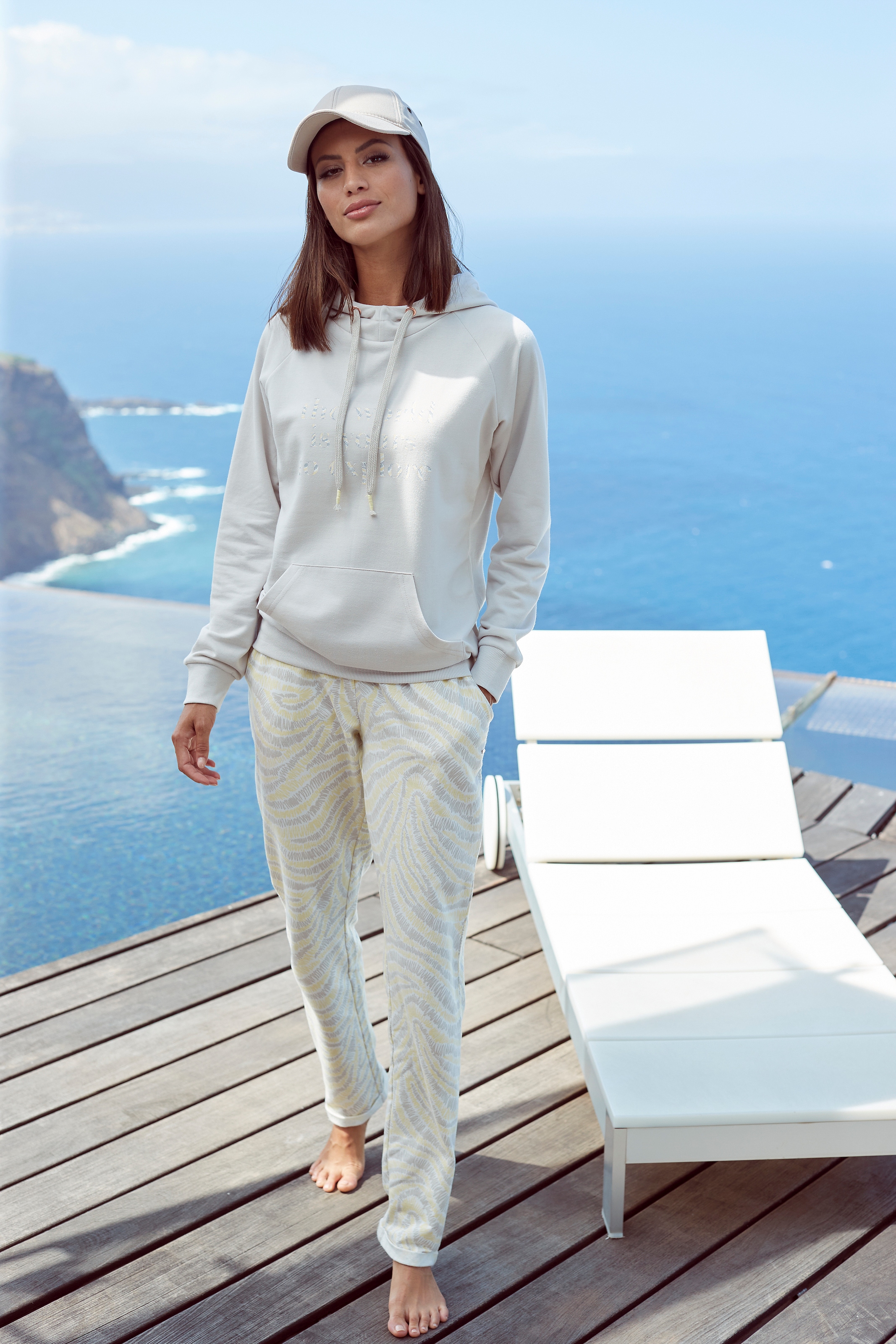 LASCANA Hoodie , mit Statement Druck, Loungewear

