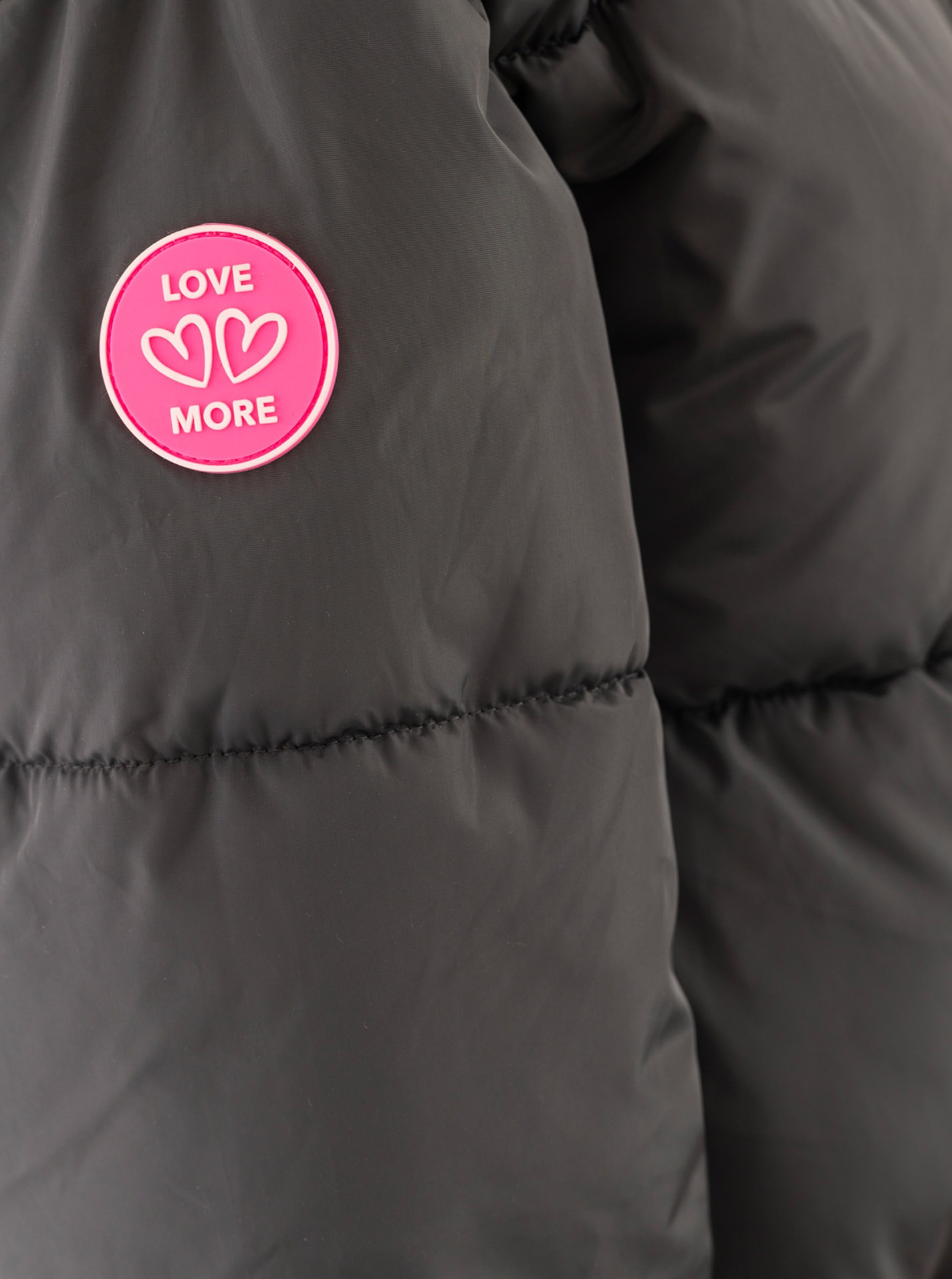 Zwillingsherz Steppjacke »„Love More“« Kapuze mit Tunnelzug, verdeckter Reißverschluss, dezente Details