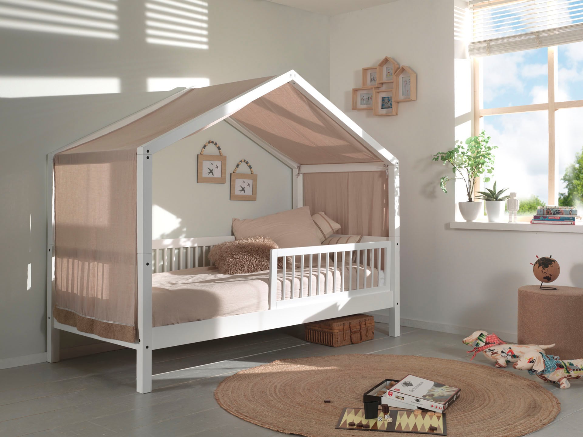 Home affaire Hausbett »Forrest 90/200 aus massiver Buche, weiß mit Rausfallschutz vorne«, inkl. Sprossenumrandung, m. Textilhimmel, mit und ohne Bettschublade