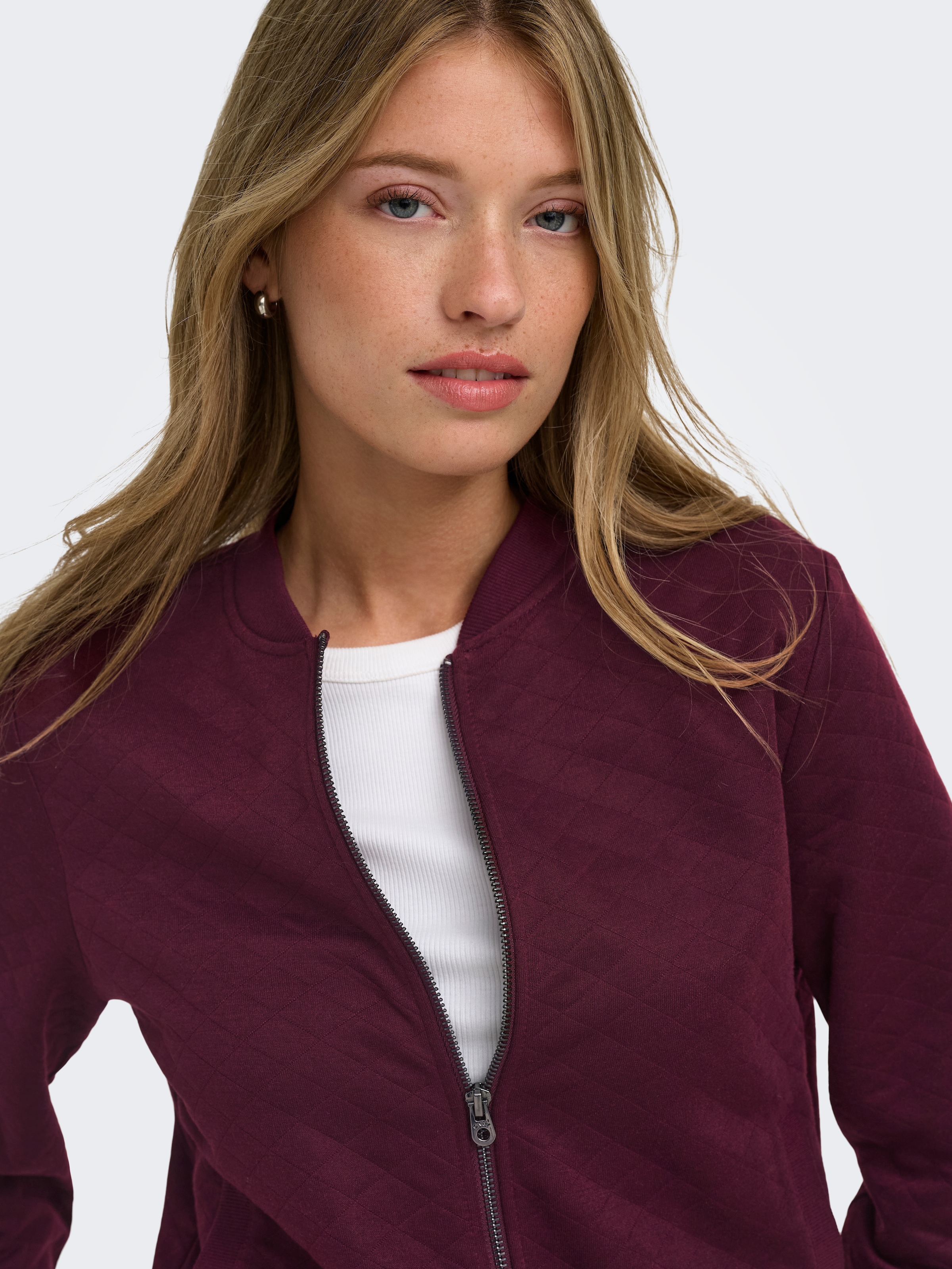 ONLY Sweatjacke »ONLJOYCE L/S BOMBER SWT NOOS« Polyester, regular fit, gesteppte Optik im Bomberjacken Stil