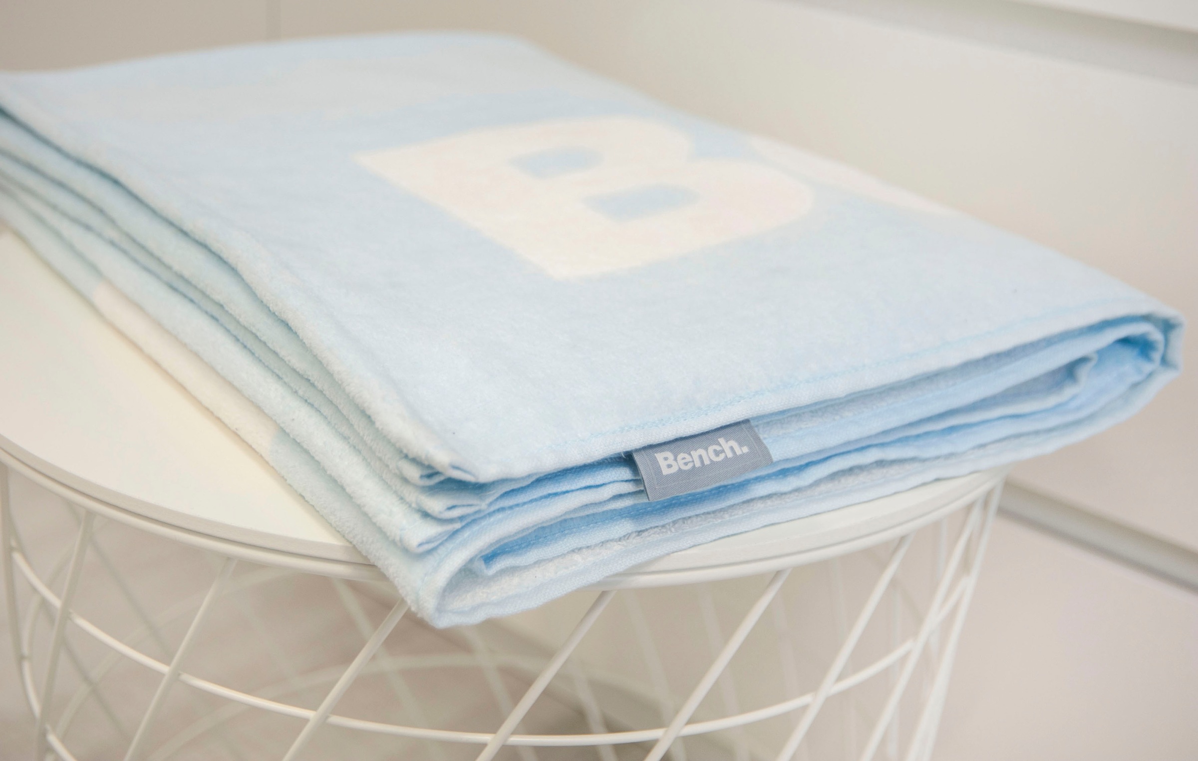 Bench. Strandtuch "Bench" mit dekorativem "Bench" Schriftzug günstig online kaufen