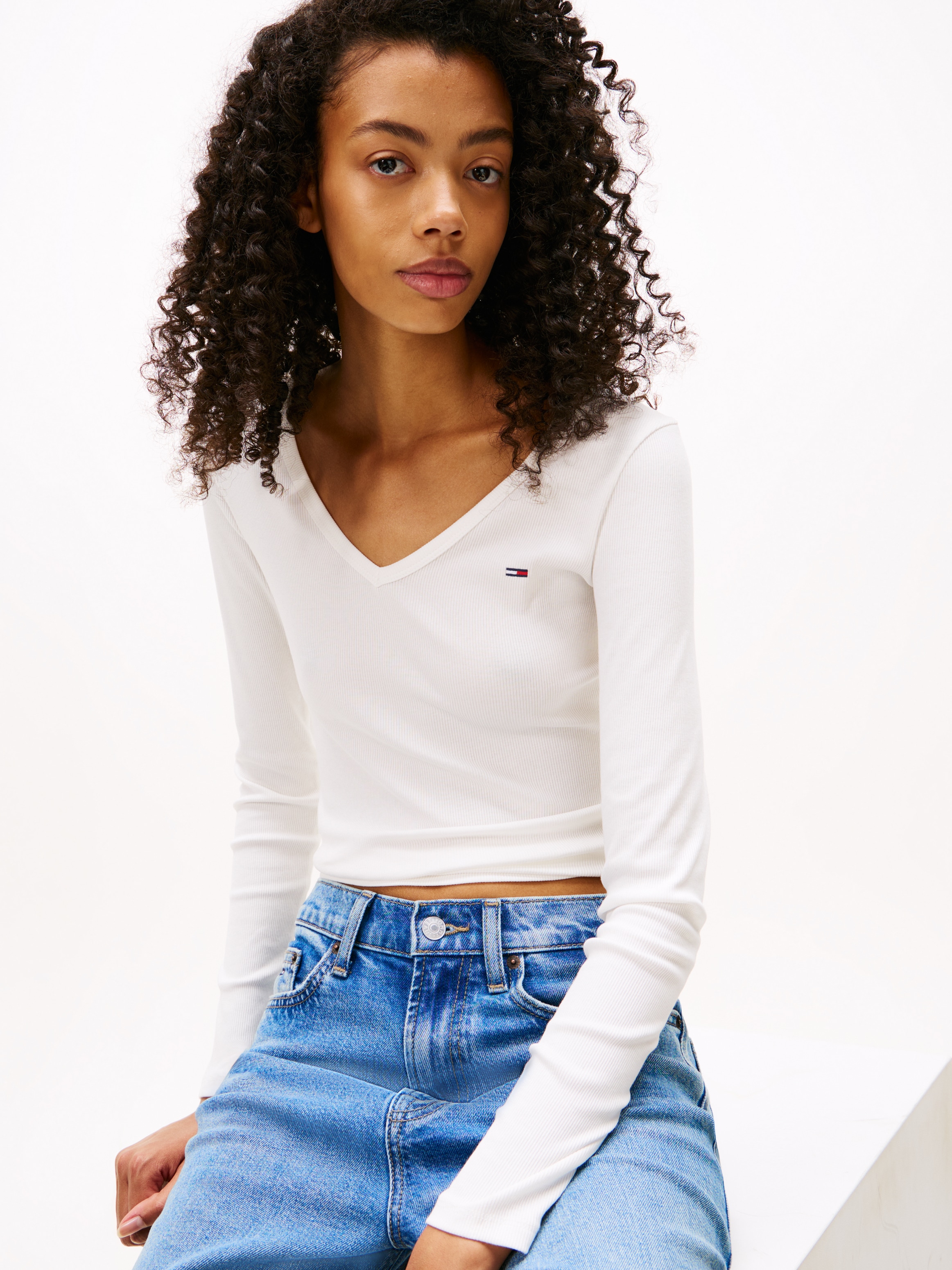 Tommy Jeans Langarmshirt »TJW SLIM ESSENTIAL RIB V LS«, mit Logostickerei