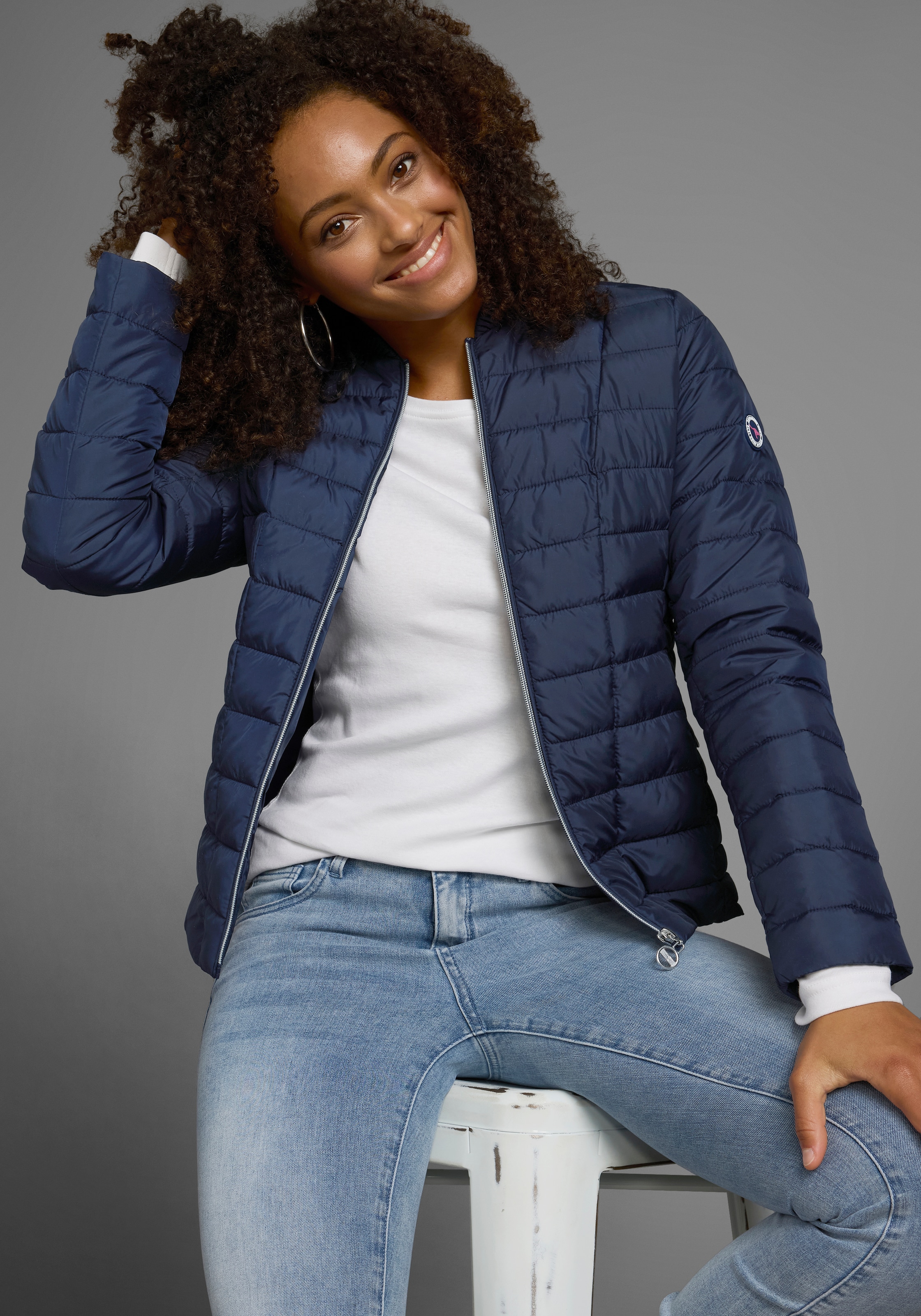 KangaROOS Steppjacke, figurbetonter Schnitt, hüftlange Passform