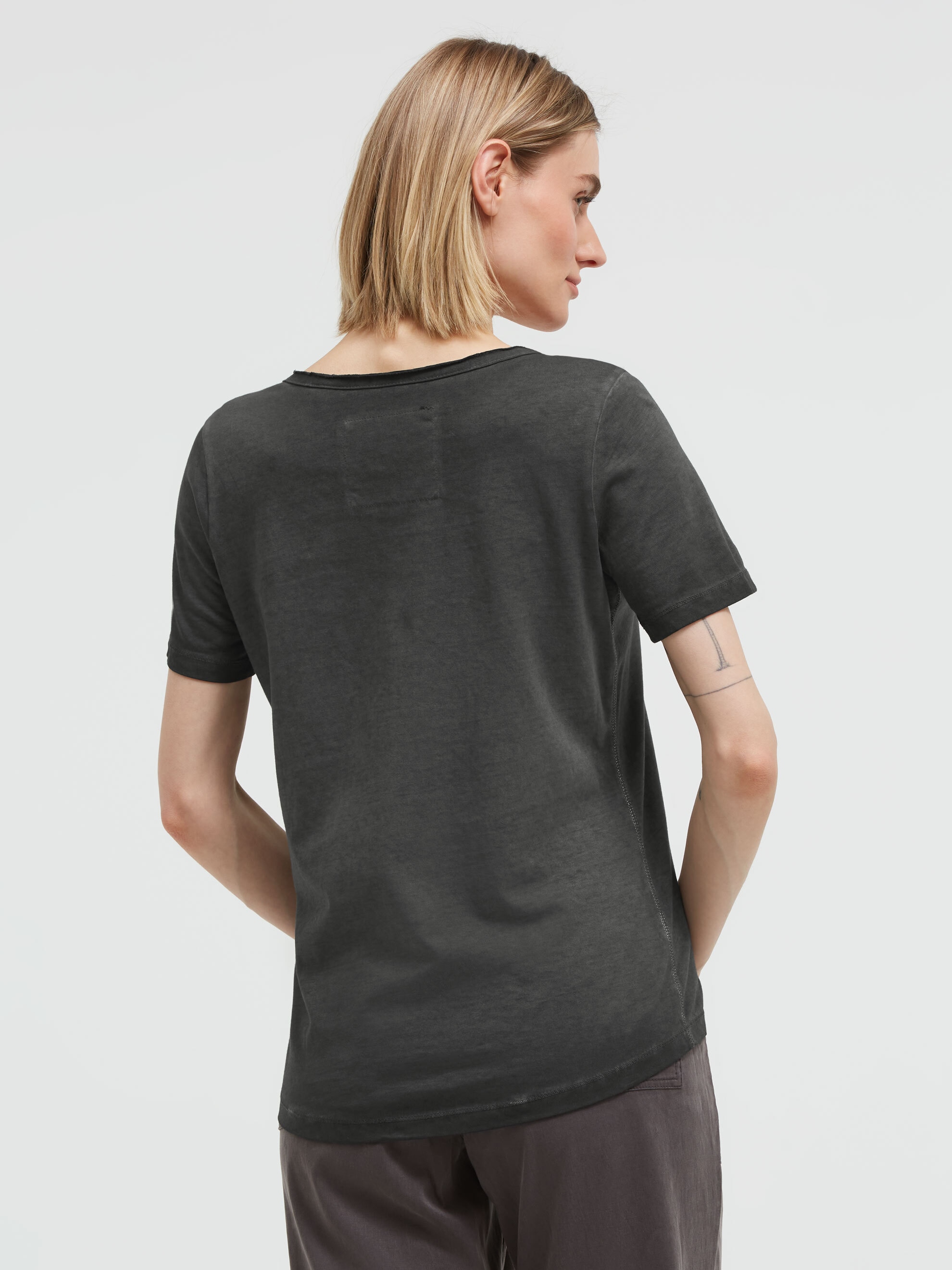 SOCCX V-Shirt mit längerer Rückenpartie