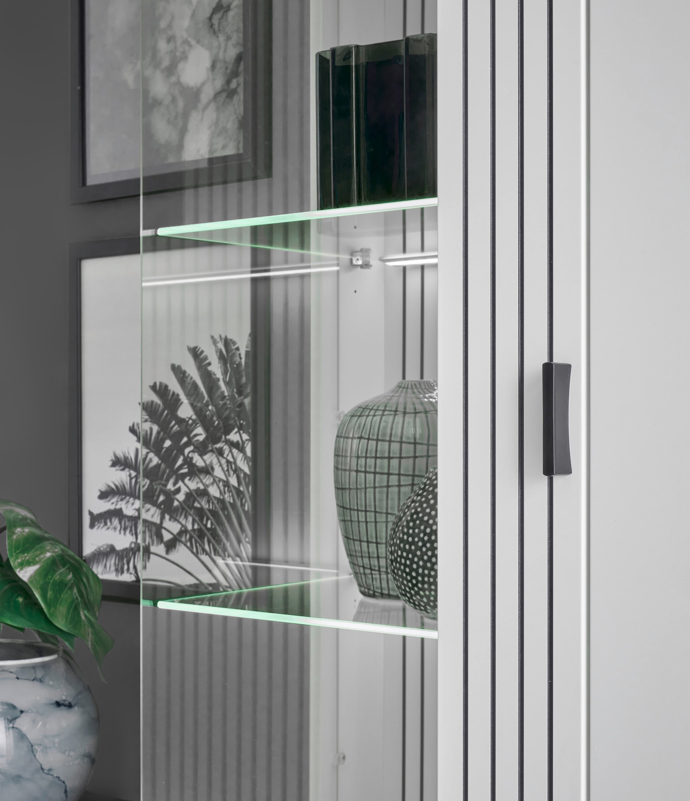 INOSIGN Vitrine »Hudson, Stauraumvitrine«, in moderner Trendfarbe, Griffe aus Metall (Schwarz), Höhe 180 cm