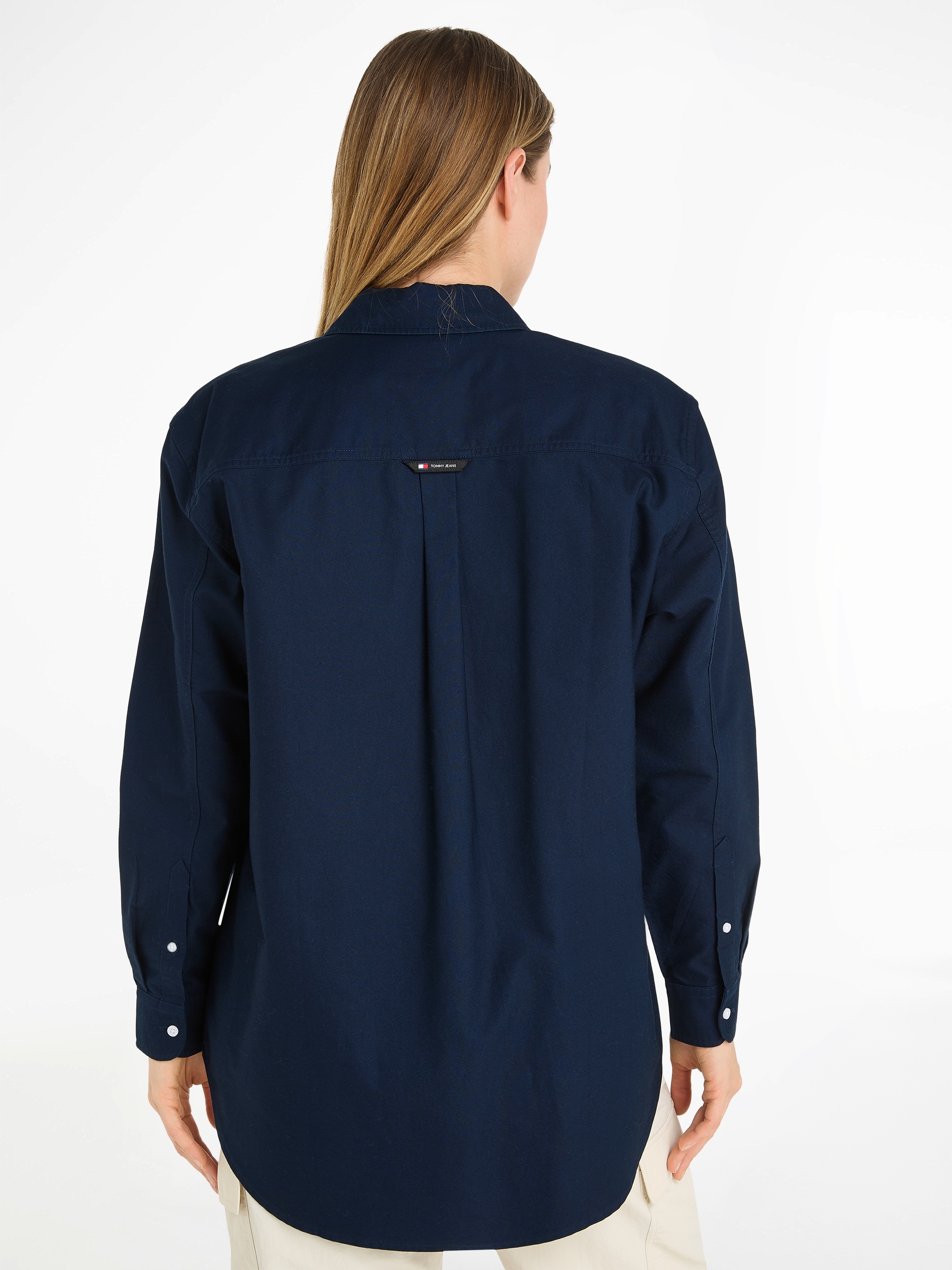 Tommy Jeans Blusentop "TJW BADGE BOYFRIEND SHIRT", mit Logostickerei günstig online kaufen