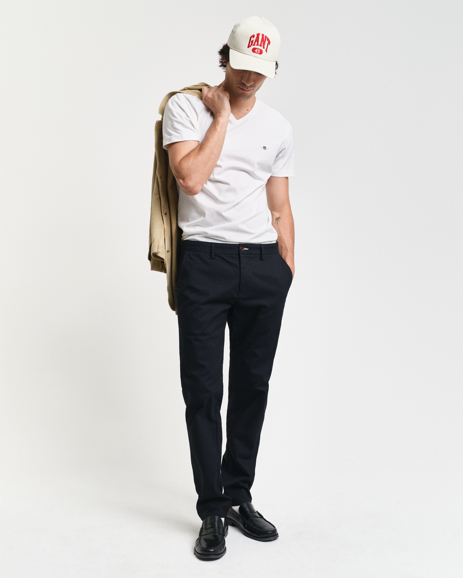 Gant T-Shirt »SLIM SHIELD V-NECK T-SHIRT«, mit einer kleinen Logostickerei auf der Brust